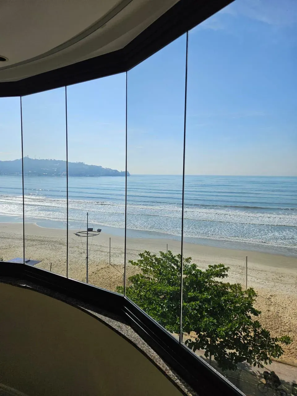 Apartamento frente mar com 3 dormitórios sendo 1 suíte e 1 vaga de garagem no Centro de Itapema