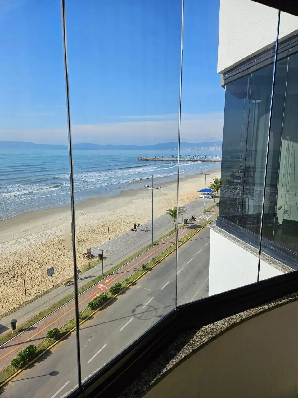 Apartamento frente mar com 3 dormitórios sendo 1 suíte e 1 vaga de garagem no Centro de Itapema