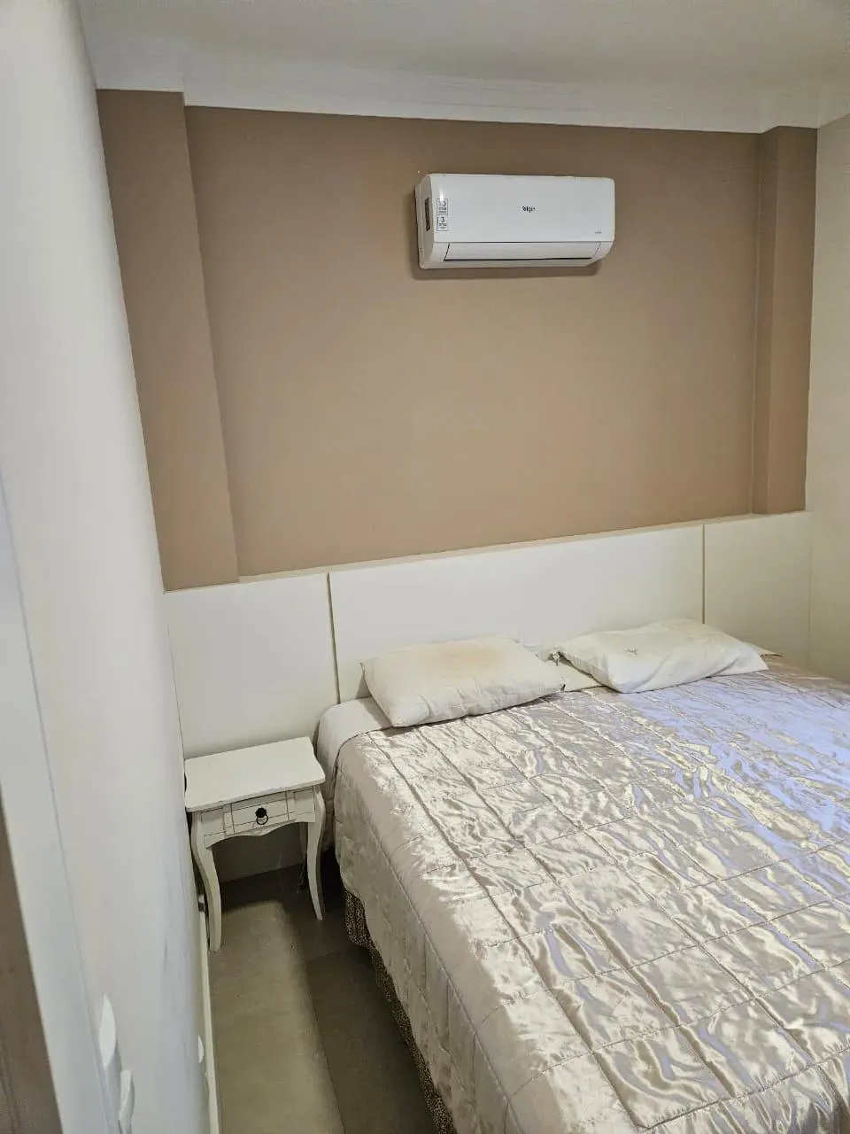 Apartamento frente mar com 3 dormitórios sendo 1 suíte e 1 vaga de garagem no Centro de Itapema