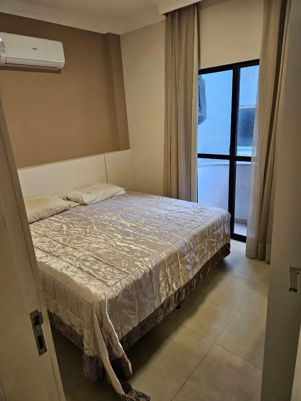 Apartamento frente mar com 3 dormitórios sendo 1 suíte e 1 vaga de garagem no Centro de Itapema