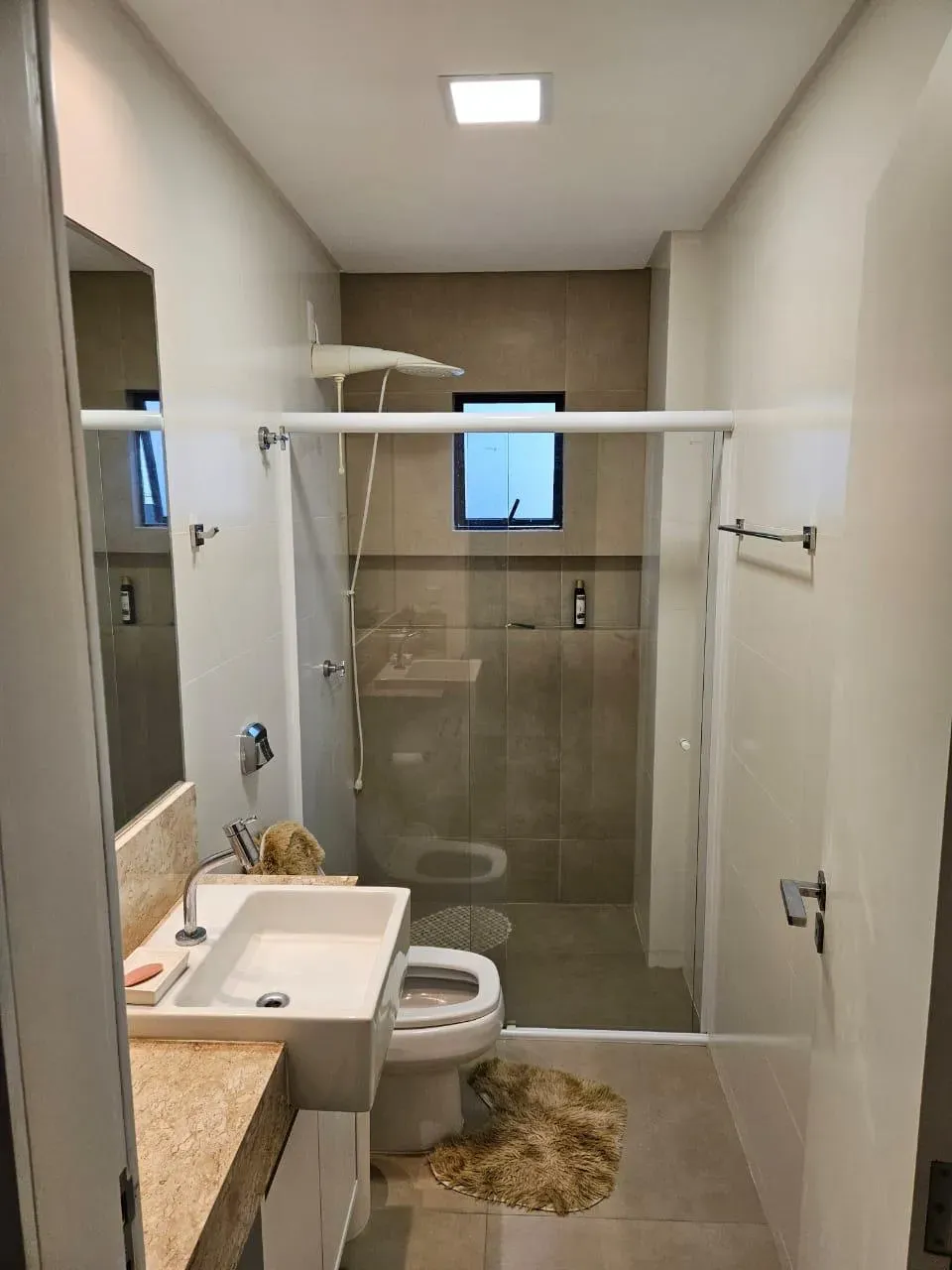 Apartamento frente mar com 3 dormitórios sendo 1 suíte e 1 vaga de garagem no Centro de Itapema