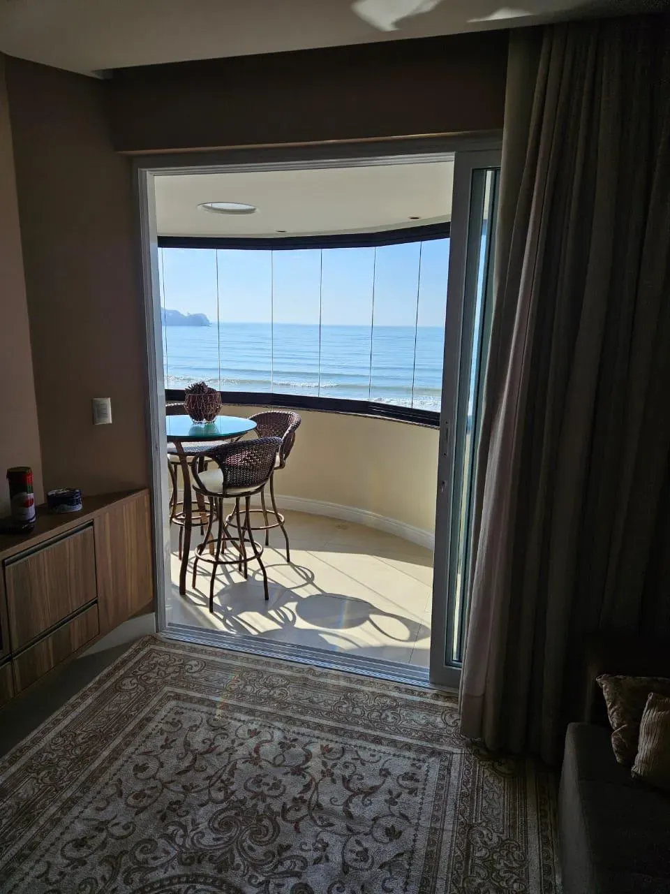 Apartamento frente mar com 3 dormitórios sendo 1 suíte e 1 vaga de garagem no Centro de Itapema