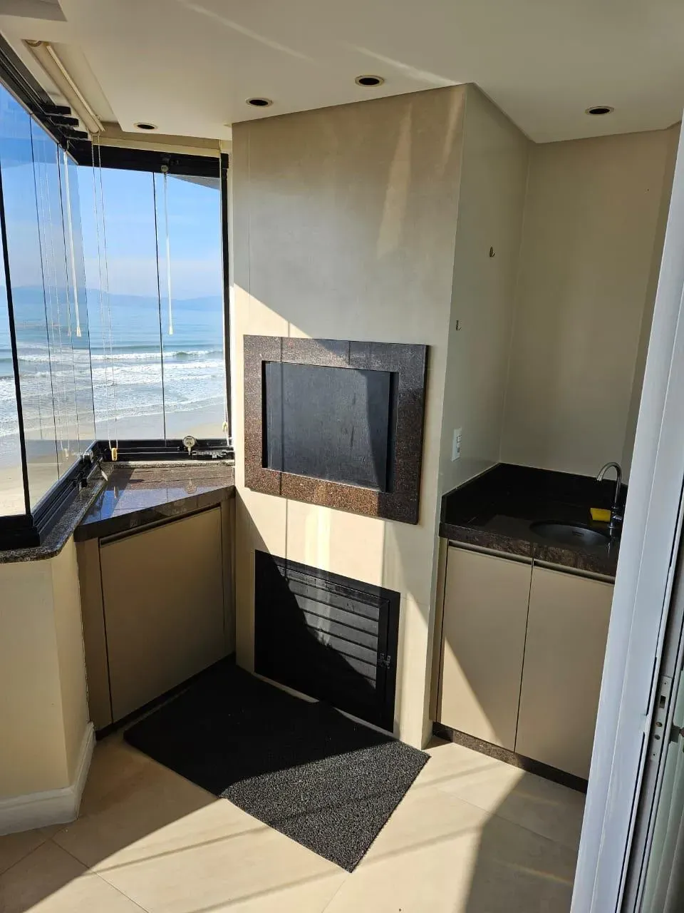 Apartamento frente mar com 3 dormitórios sendo 1 suíte e 1 vaga de garagem no Centro de Itapema