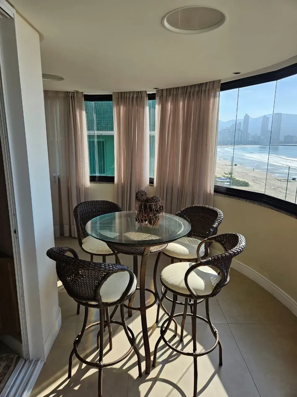 Apartamento frente mar com 3 dormitórios sendo 1 suíte e 1 vaga de garagem no Centro de Itapema