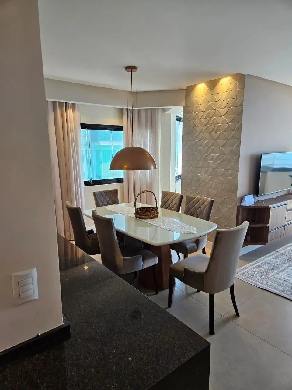 Apartamento frente mar com 3 dormitórios sendo 1 suíte e 1 vaga de garagem no Centro de Itapema