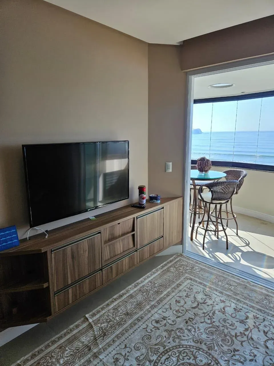 Apartamento frente mar com 3 dormitórios sendo 1 suíte e 1 vaga de garagem no Centro de Itapema