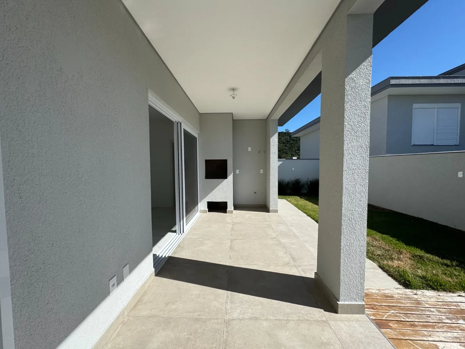 Casa com 4 suítes e 4 vagas de garagem em condomínio Fechado nos Ingleses – Florianópolis/SC