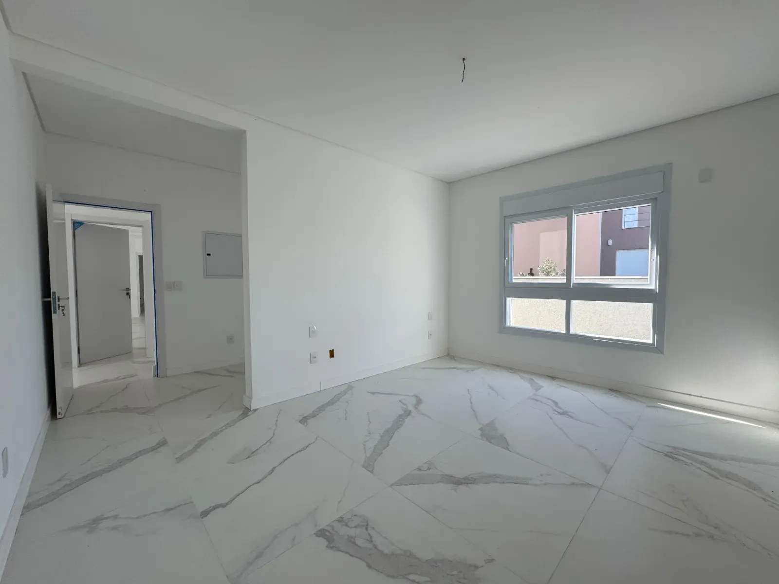 Casa com 4 suítes e 4 vagas de garagem em condomínio Fechado nos Ingleses – Florianópolis/SC