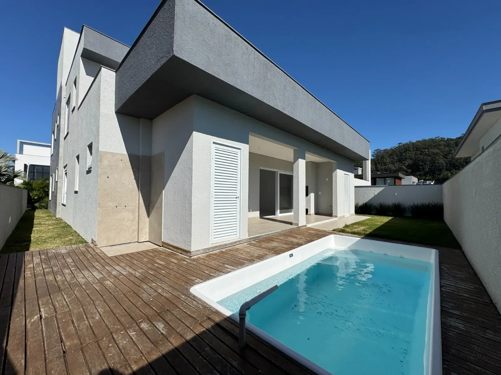 Casa com 4 suítes e 4 vagas de garagem em condomínio Fechado nos Ingleses – Florianópolis/SC