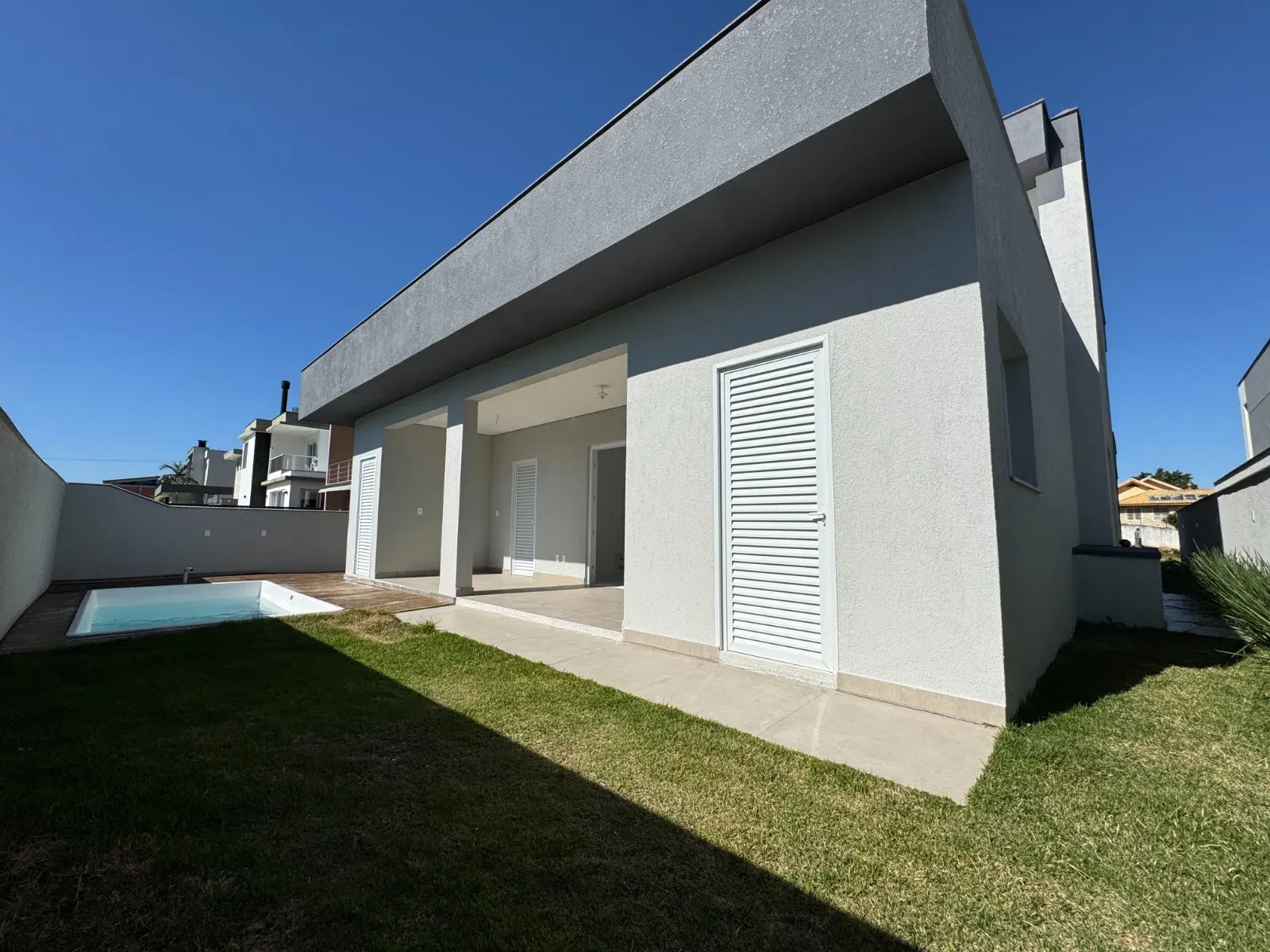 Casa com 4 suítes e 4 vagas de garagem em condomínio Fechado nos Ingleses – Florianópolis/SC