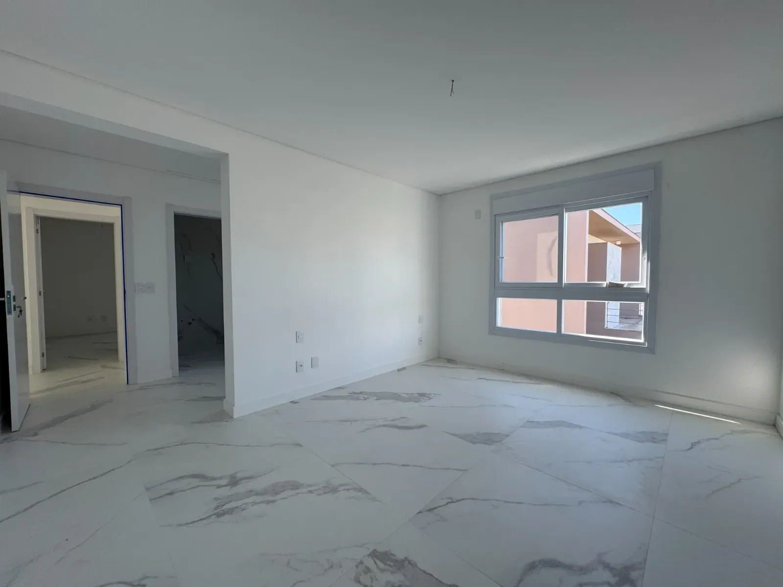 Casa com 4 suítes e 4 vagas de garagem em condomínio Fechado nos Ingleses – Florianópolis/SC