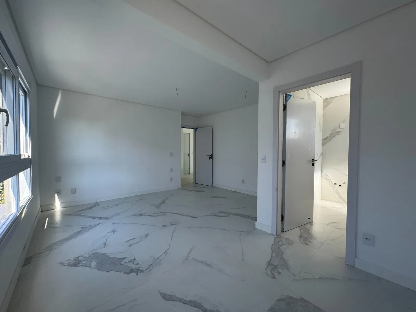 Casa com 4 suítes e 4 vagas de garagem em condomínio Fechado nos Ingleses – Florianópolis/SC