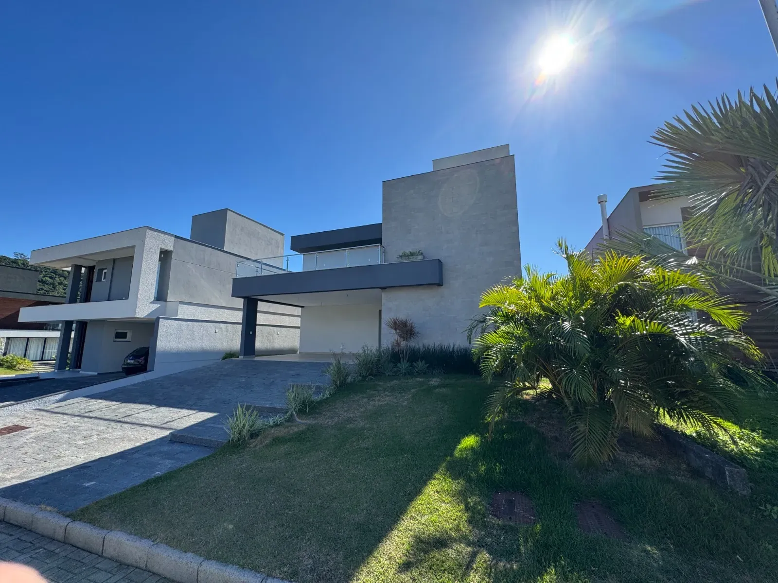 Casa com 4 suítes e 4 vagas de garagem em condomínio Fechado nos Ingleses – Florianópolis/SC