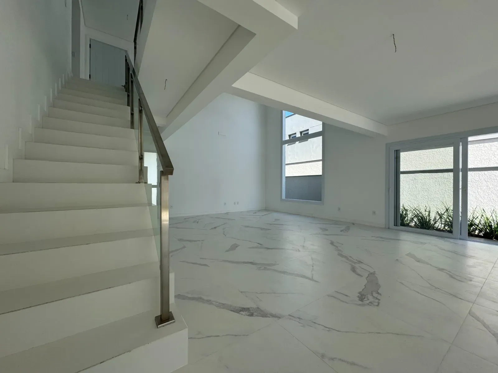 Casa com 4 suítes e 4 vagas de garagem em condomínio Fechado nos Ingleses – Florianópolis/SC