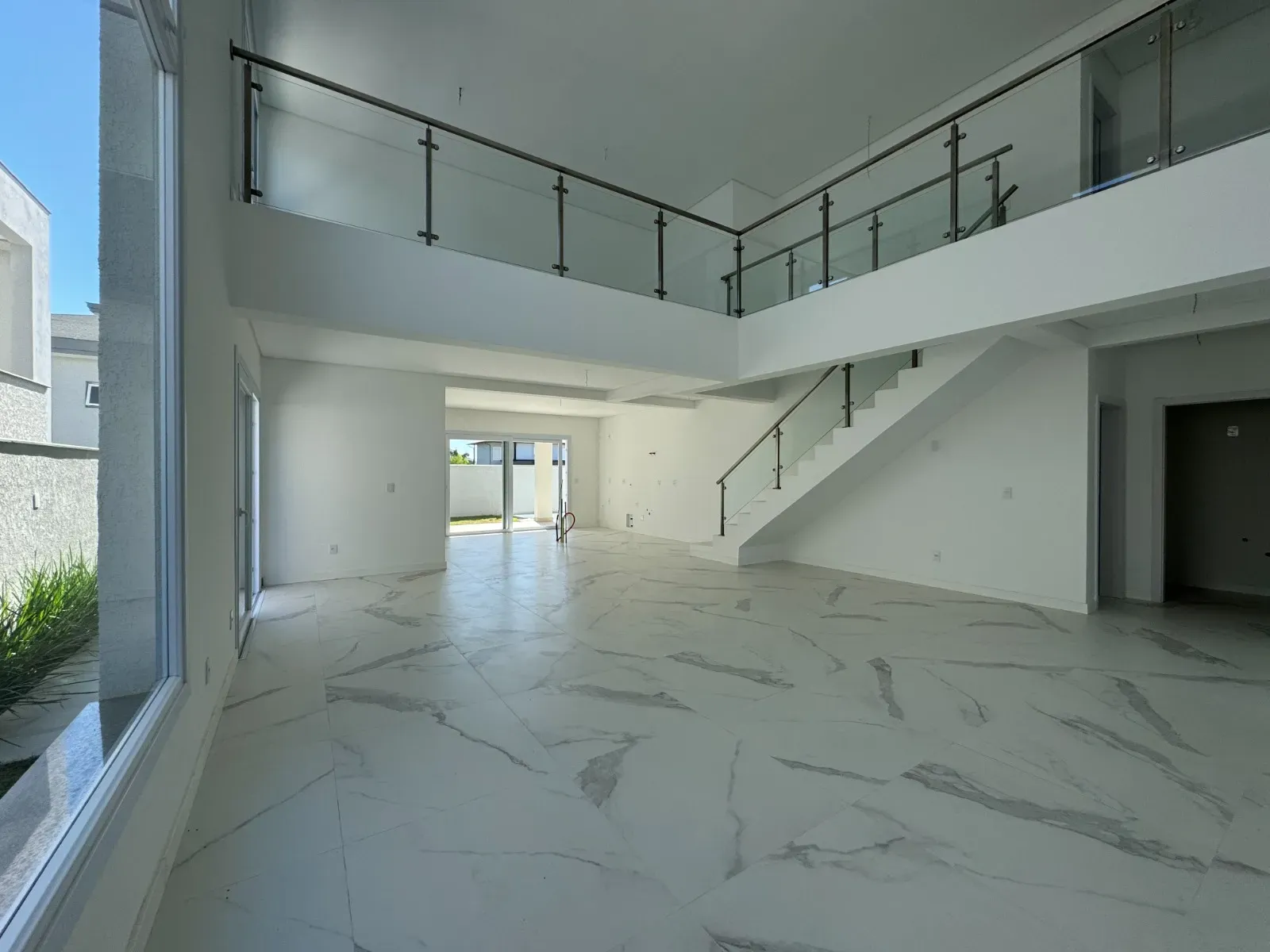 Casa com 4 suítes e 4 vagas de garagem em condomínio Fechado nos Ingleses – Florianópolis/SC