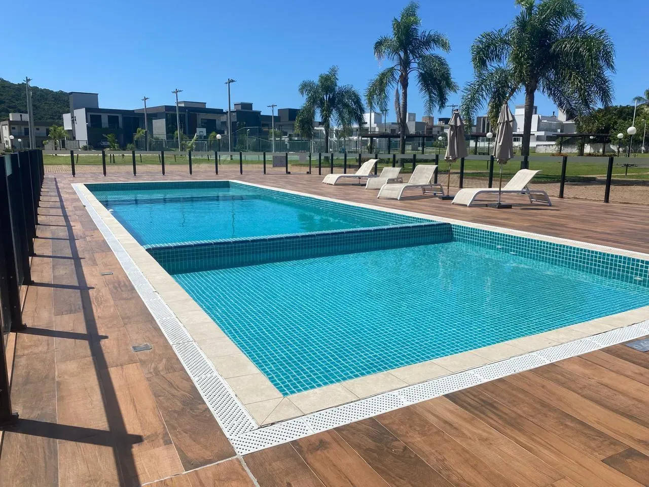 Casa com 4 suítes e 4 vagas de garagem em condomínio Fechado nos Ingleses – Florianópolis/SC