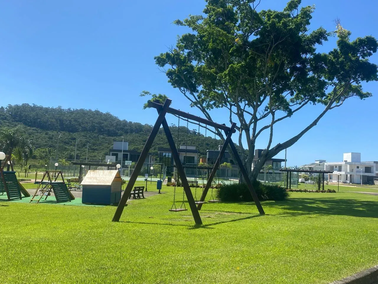 Casa com 4 suítes e 4 vagas de garagem em condomínio Fechado nos Ingleses – Florianópolis/SC