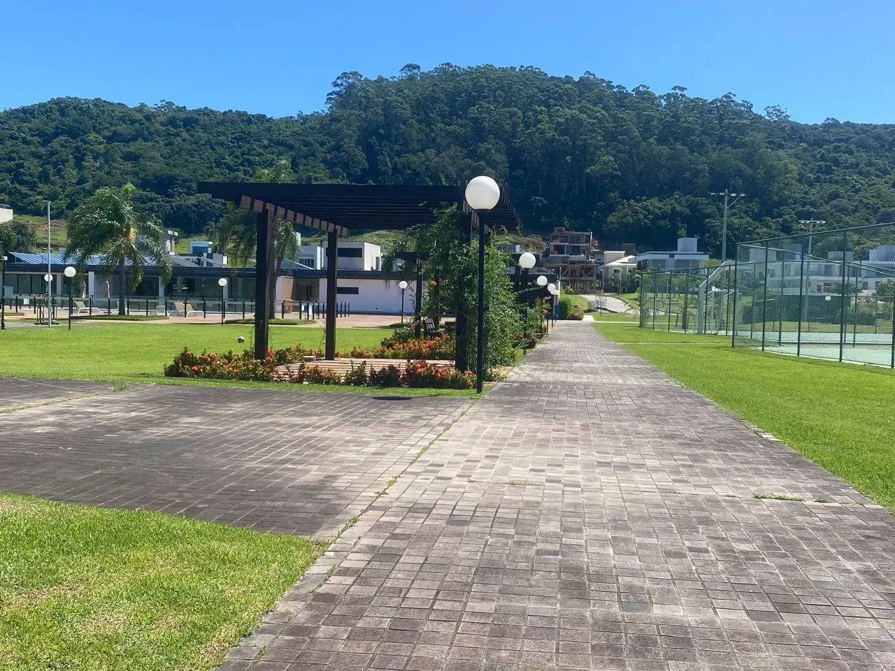 Casa com 4 suítes e 4 vagas de garagem em condomínio Fechado nos Ingleses – Florianópolis/SC