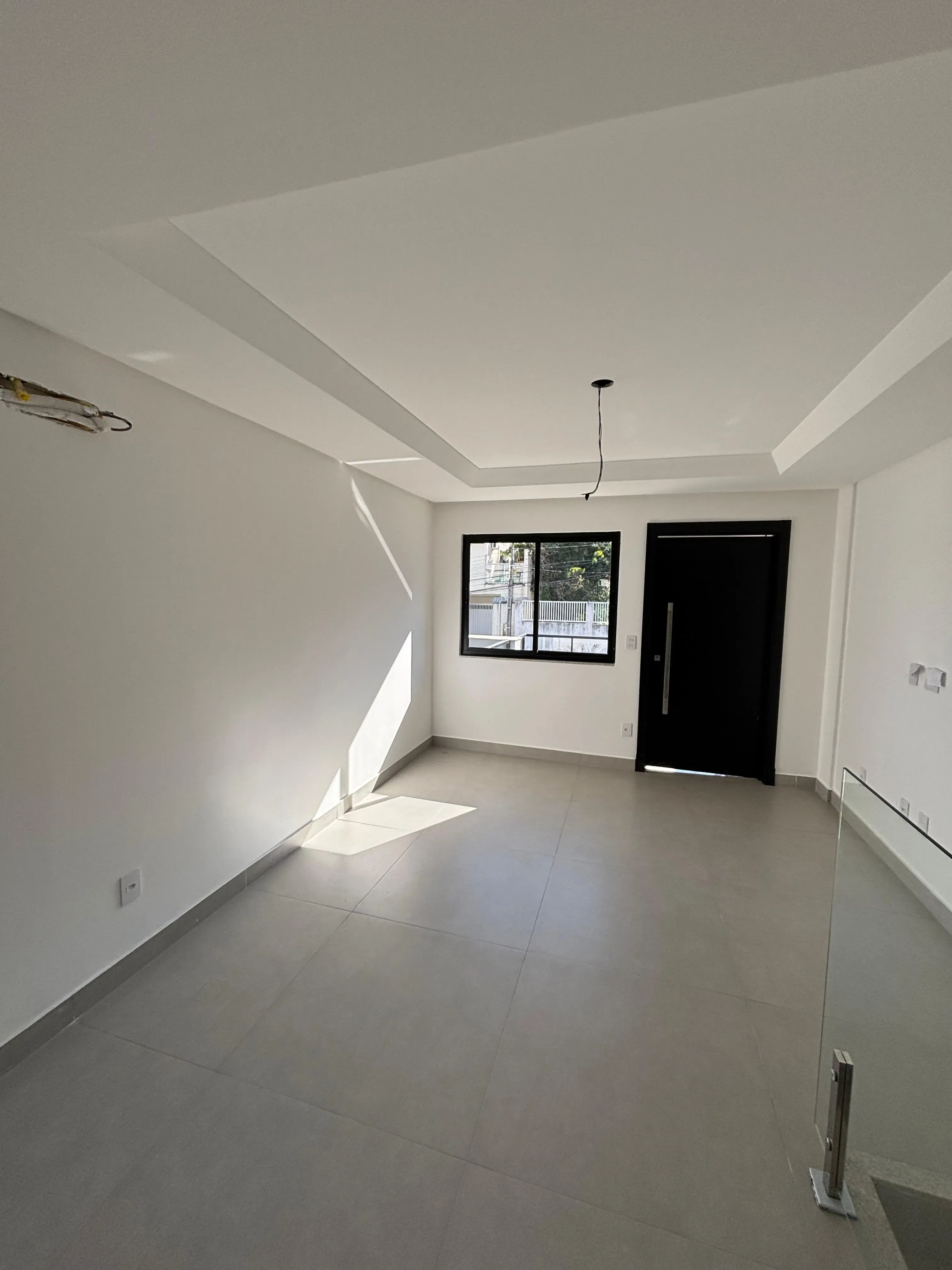 Sobrado triplex com 3 suítes e 4 vagas de garagem no bairro Ariribá em Balneário Camboriú/SC