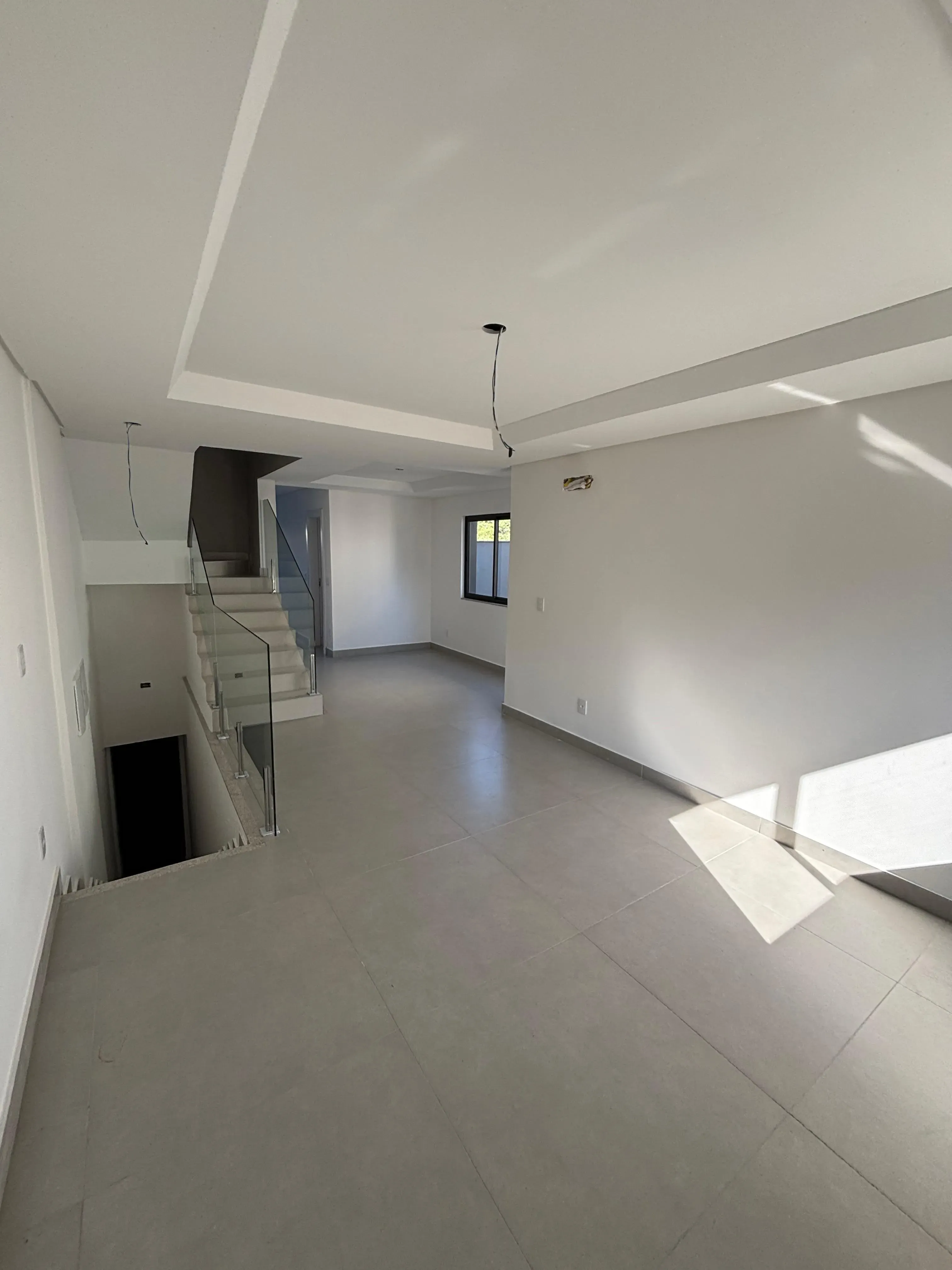 Sobrado triplex com 3 suítes e 4 vagas de garagem no bairro Ariribá em Balneário Camboriú/SC