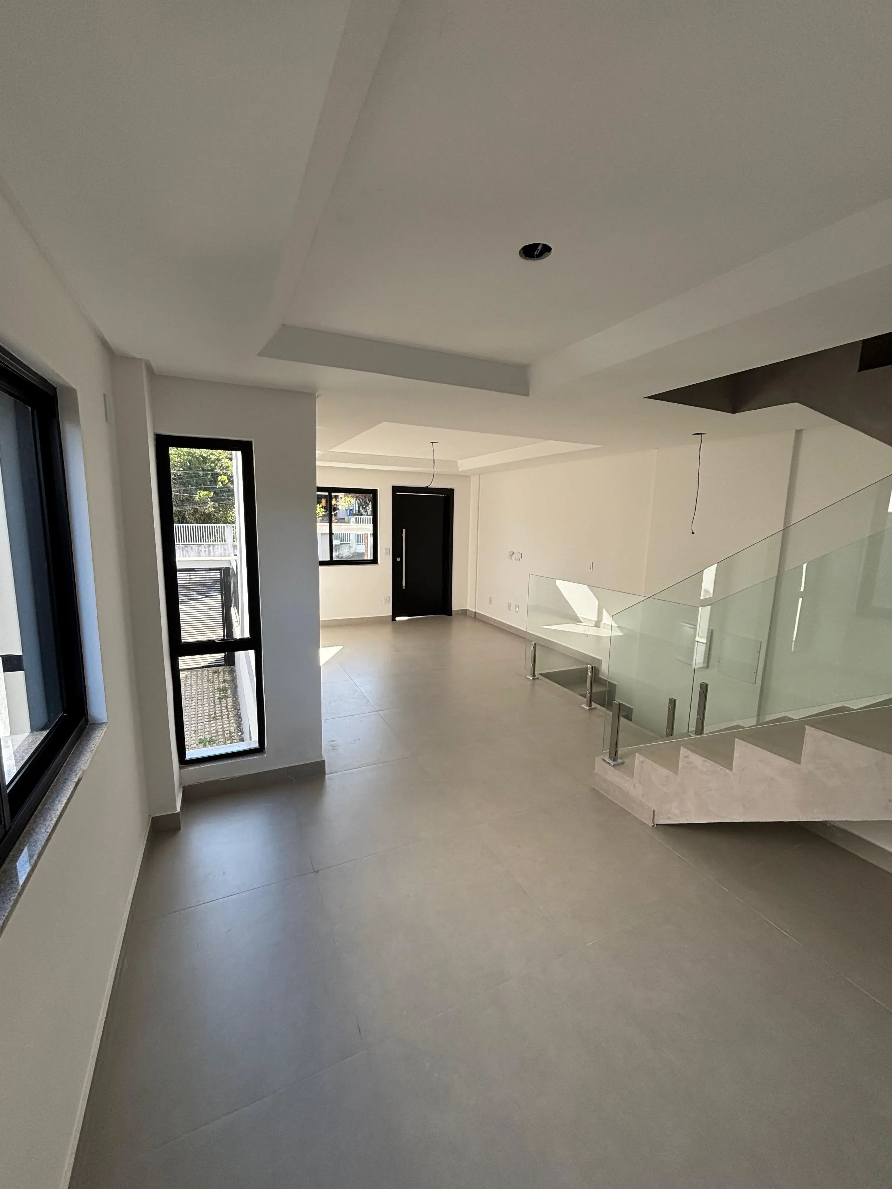 Sobrado triplex com 3 suítes e 4 vagas de garagem no bairro Ariribá em Balneário Camboriú/SC