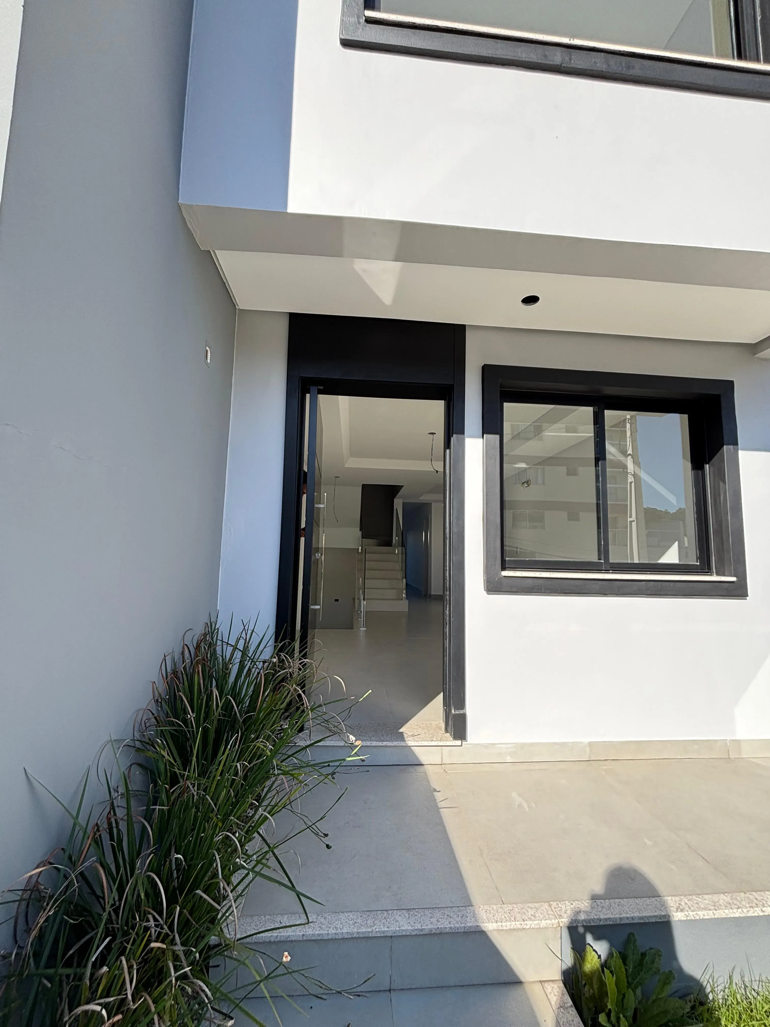 Sobrado triplex com 3 suítes e 4 vagas de garagem no bairro Ariribá em Balneário Camboriú/SC