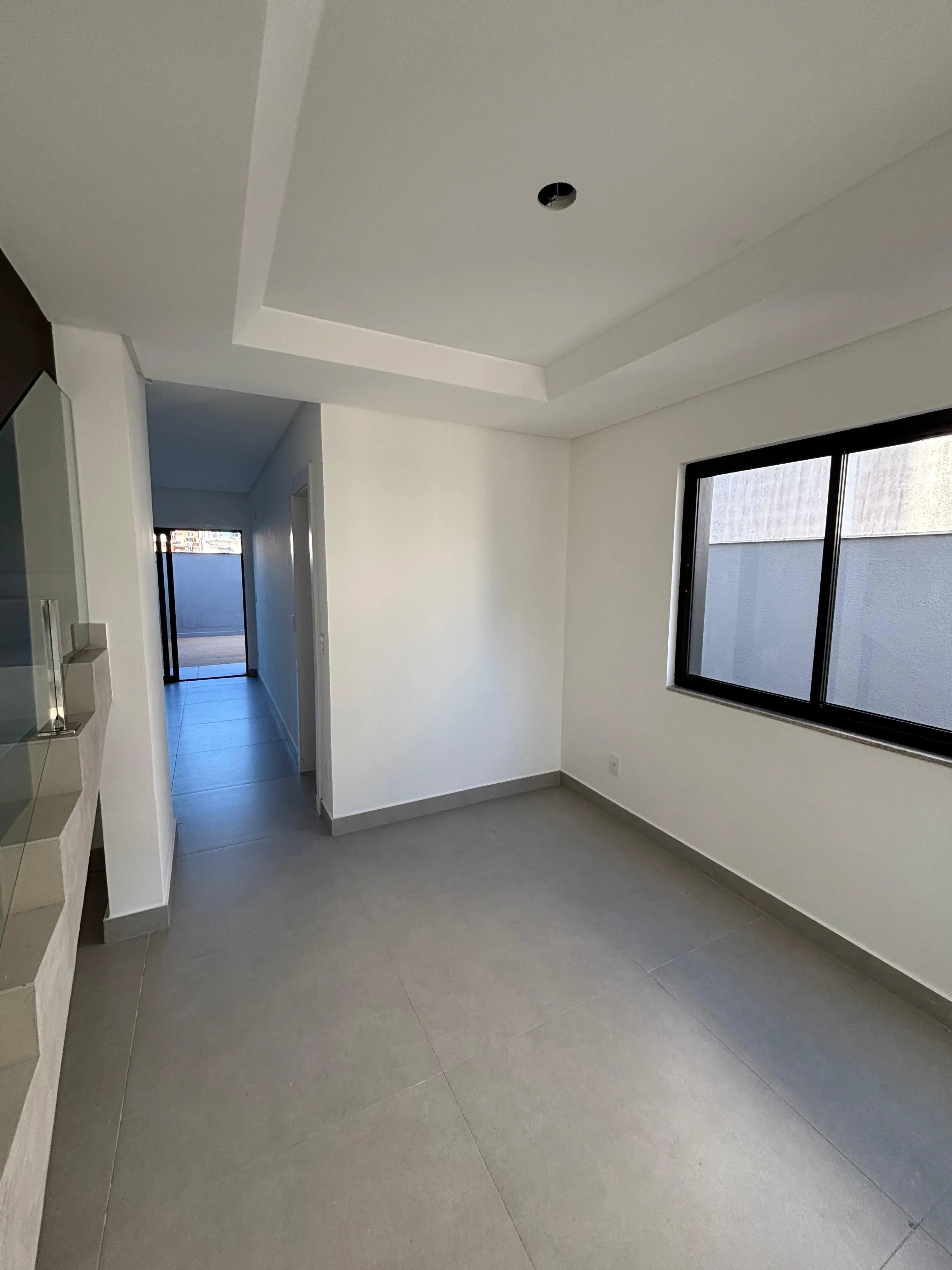 Sobrado triplex com 3 suítes e 4 vagas de garagem no bairro Ariribá em Balneário Camboriú/SC