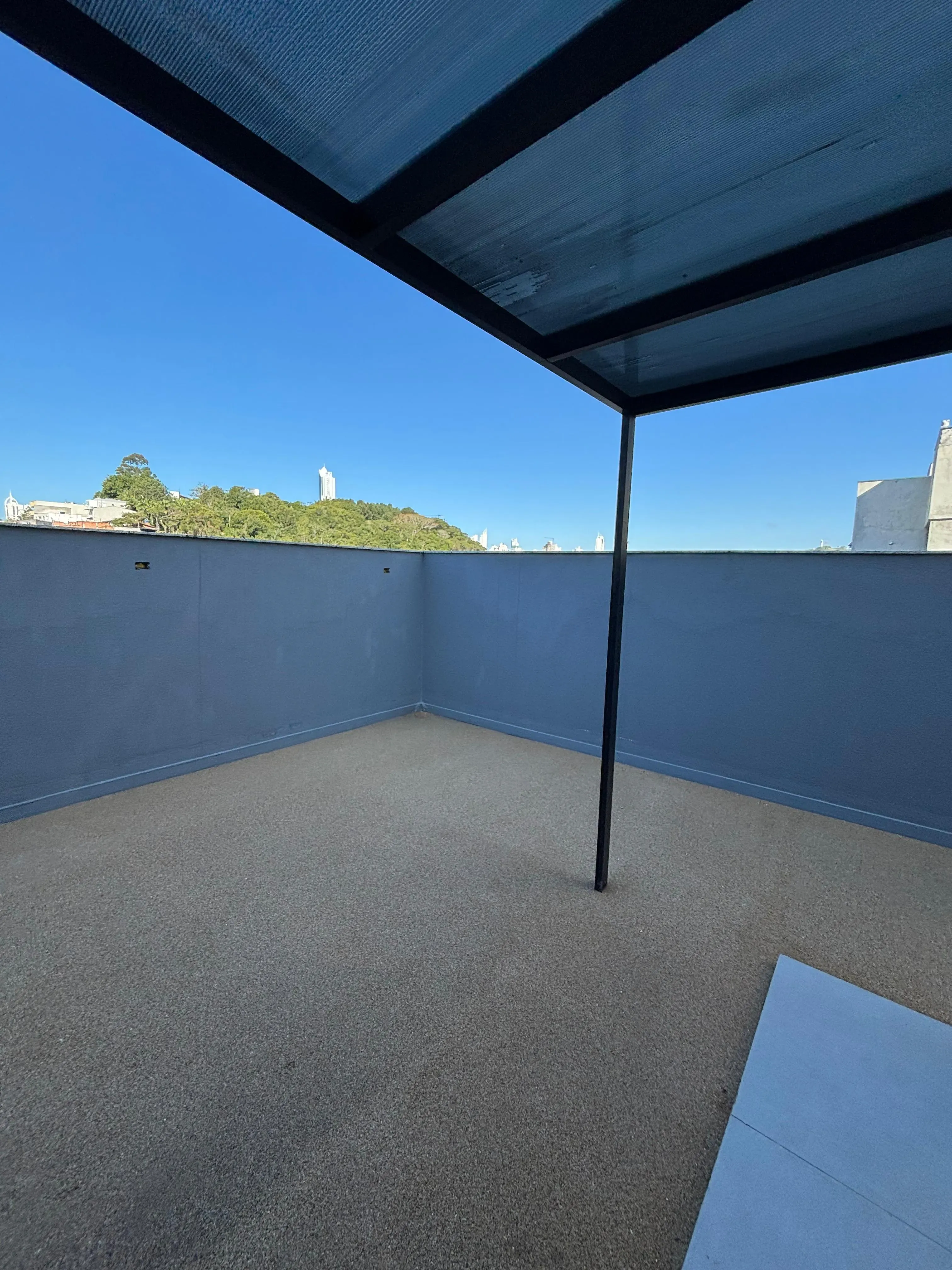 Sobrado triplex com 3 suítes e 4 vagas de garagem no bairro Ariribá em Balneário Camboriú/SC