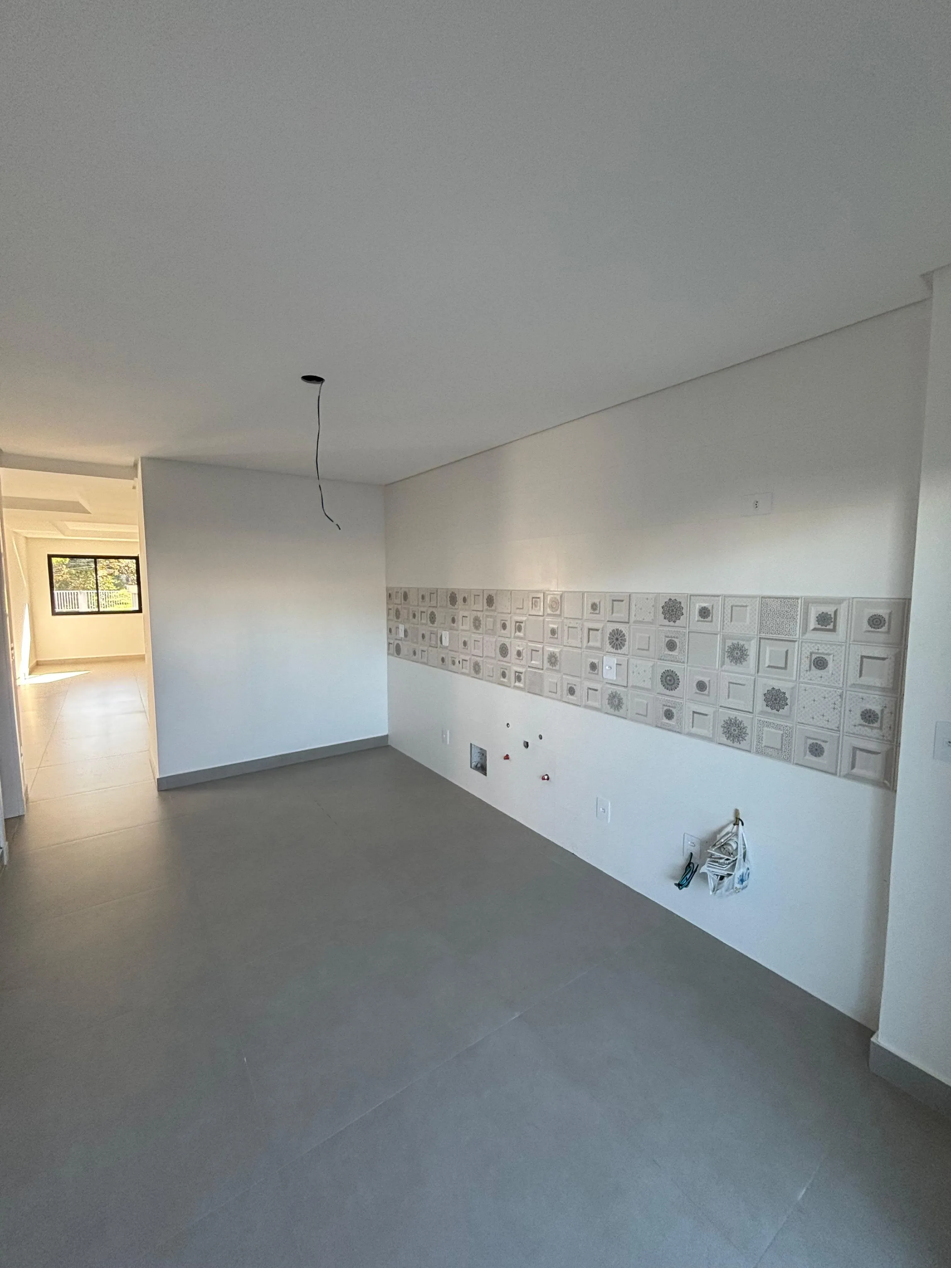 Sobrado triplex com 3 suítes e 4 vagas de garagem no bairro Ariribá em Balneário Camboriú/SC