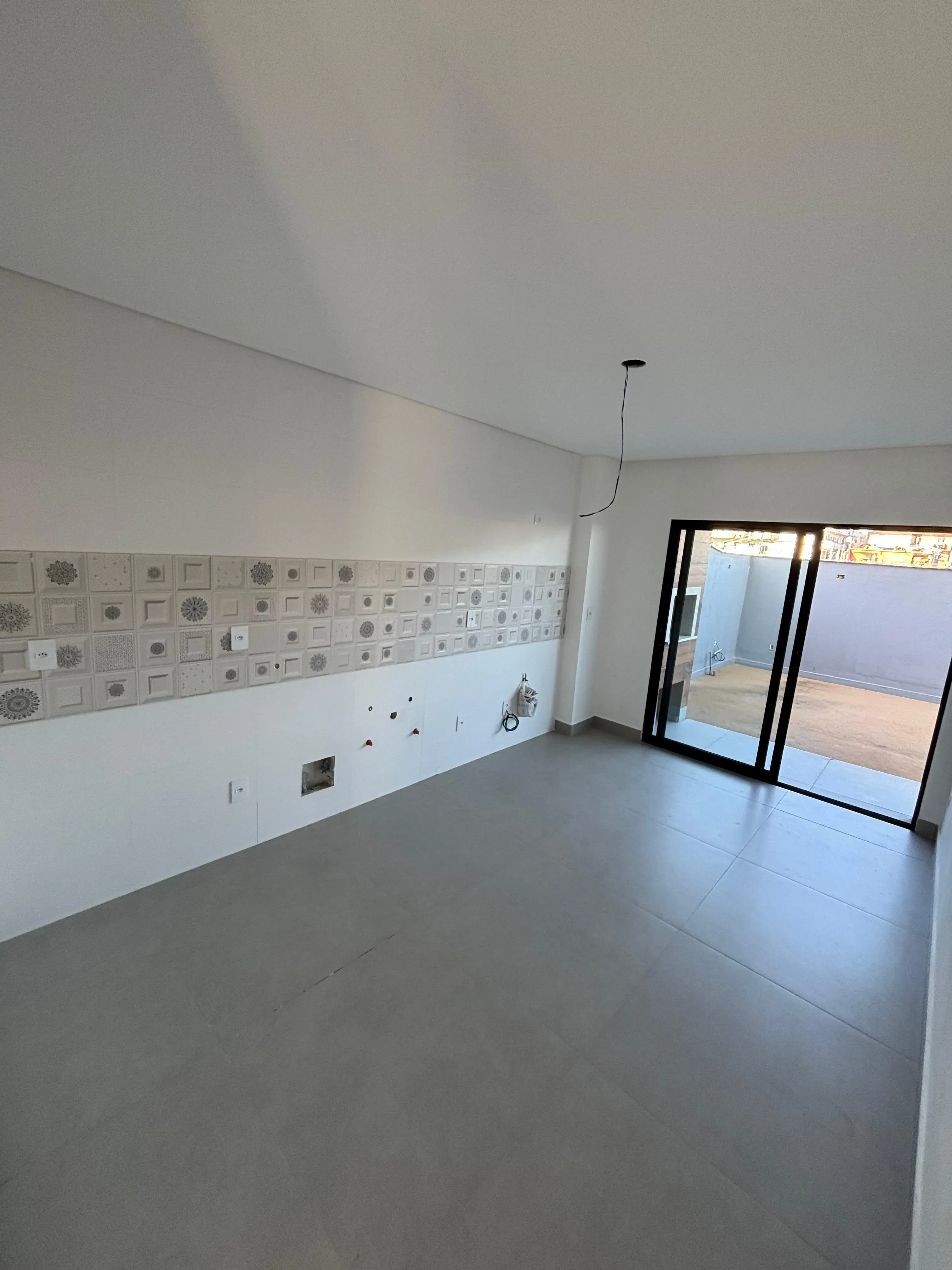 Sobrado triplex com 3 suítes e 4 vagas de garagem no bairro Ariribá em Balneário Camboriú/SC