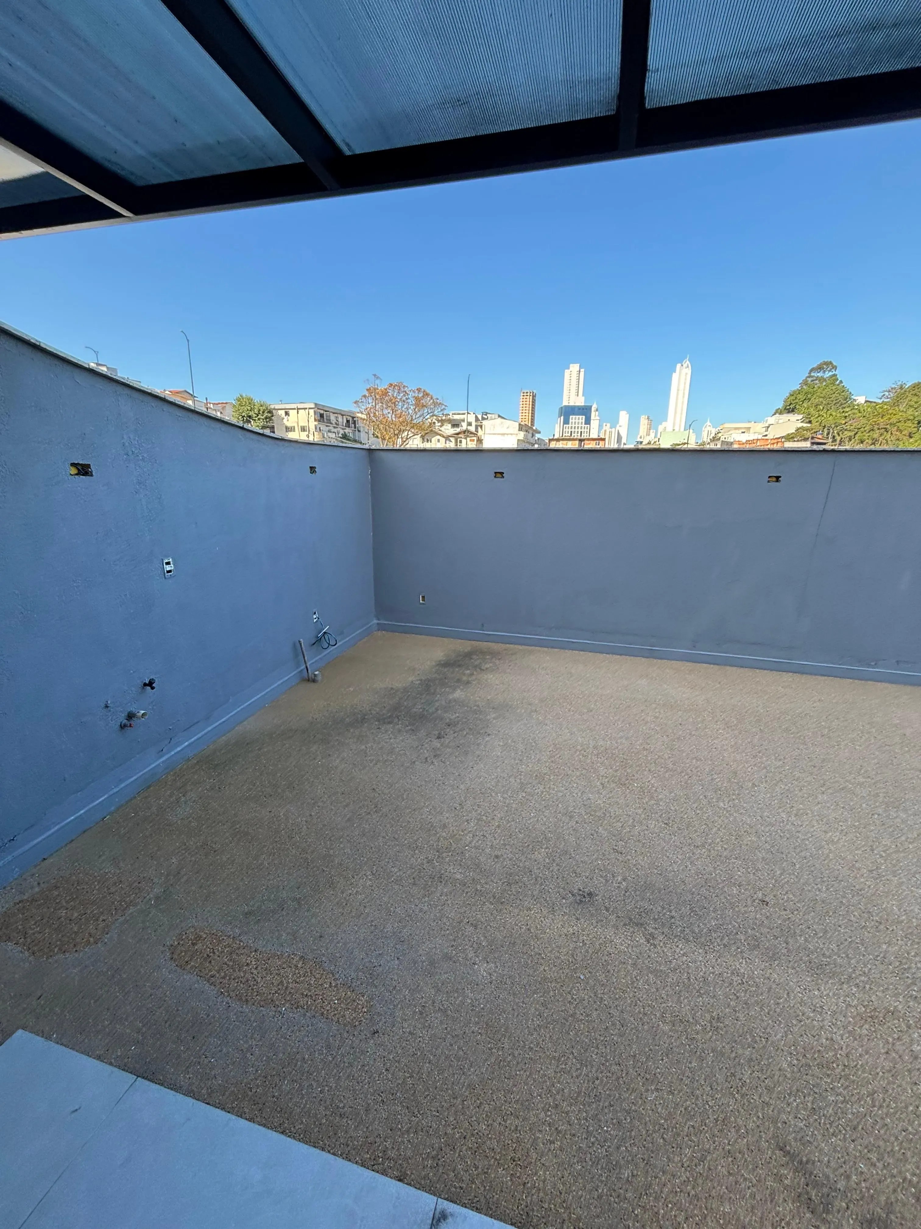 Sobrado triplex com 3 suítes e 4 vagas de garagem no bairro Ariribá em Balneário Camboriú/SC