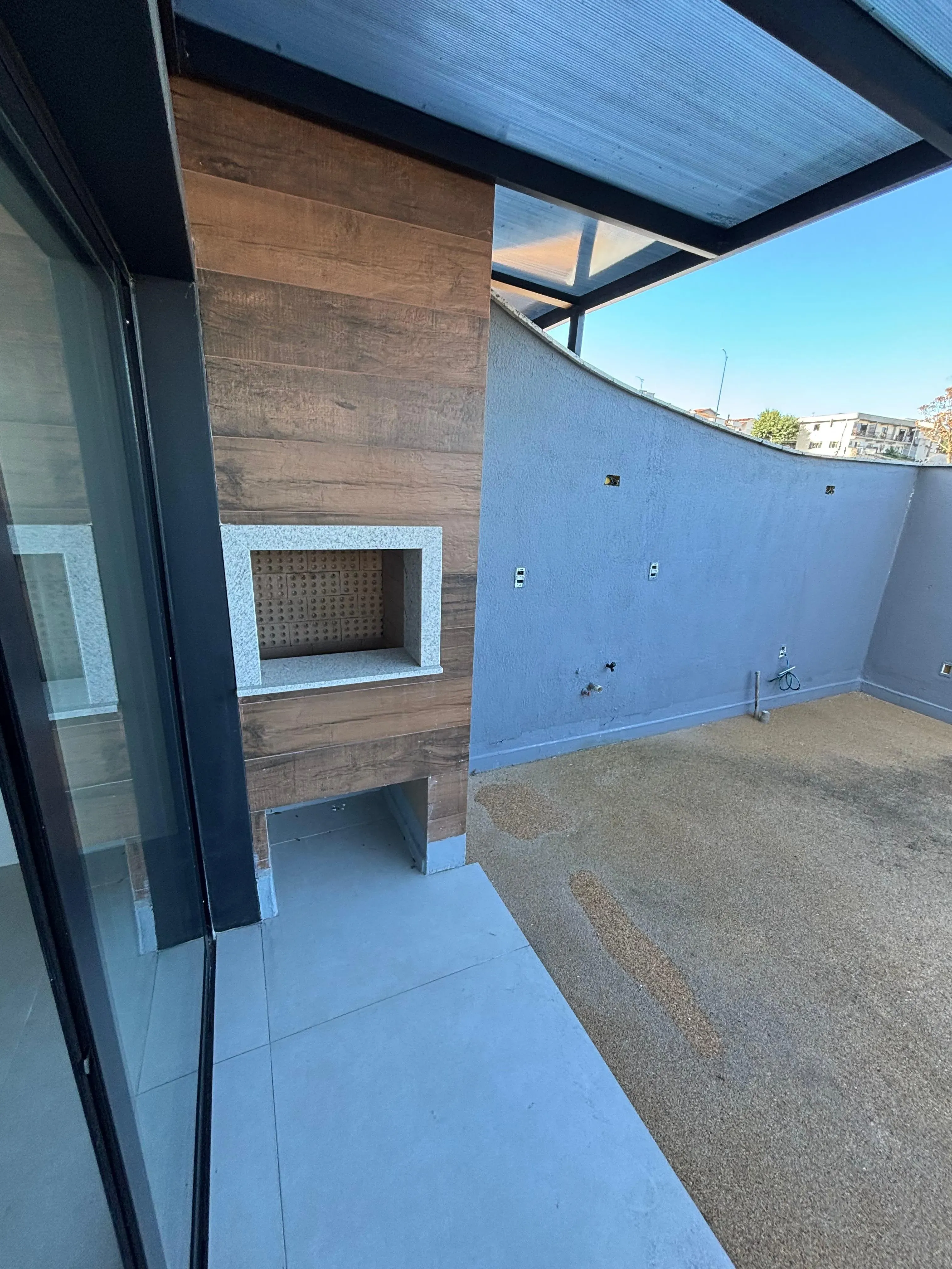 Sobrado triplex com 3 suítes e 4 vagas de garagem no bairro Ariribá em Balneário Camboriú/SC