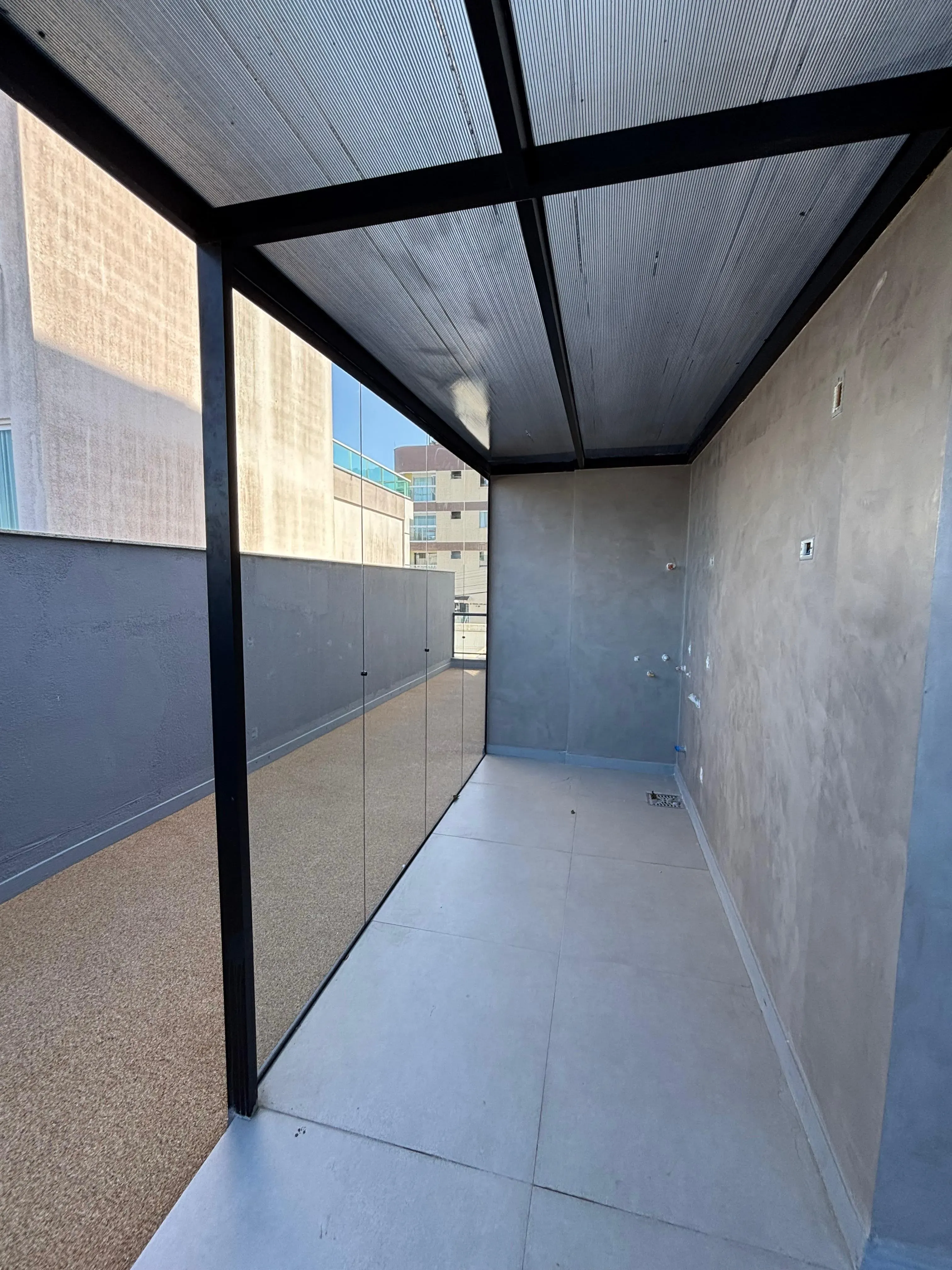 Sobrado triplex com 3 suítes e 4 vagas de garagem no bairro Ariribá em Balneário Camboriú/SC