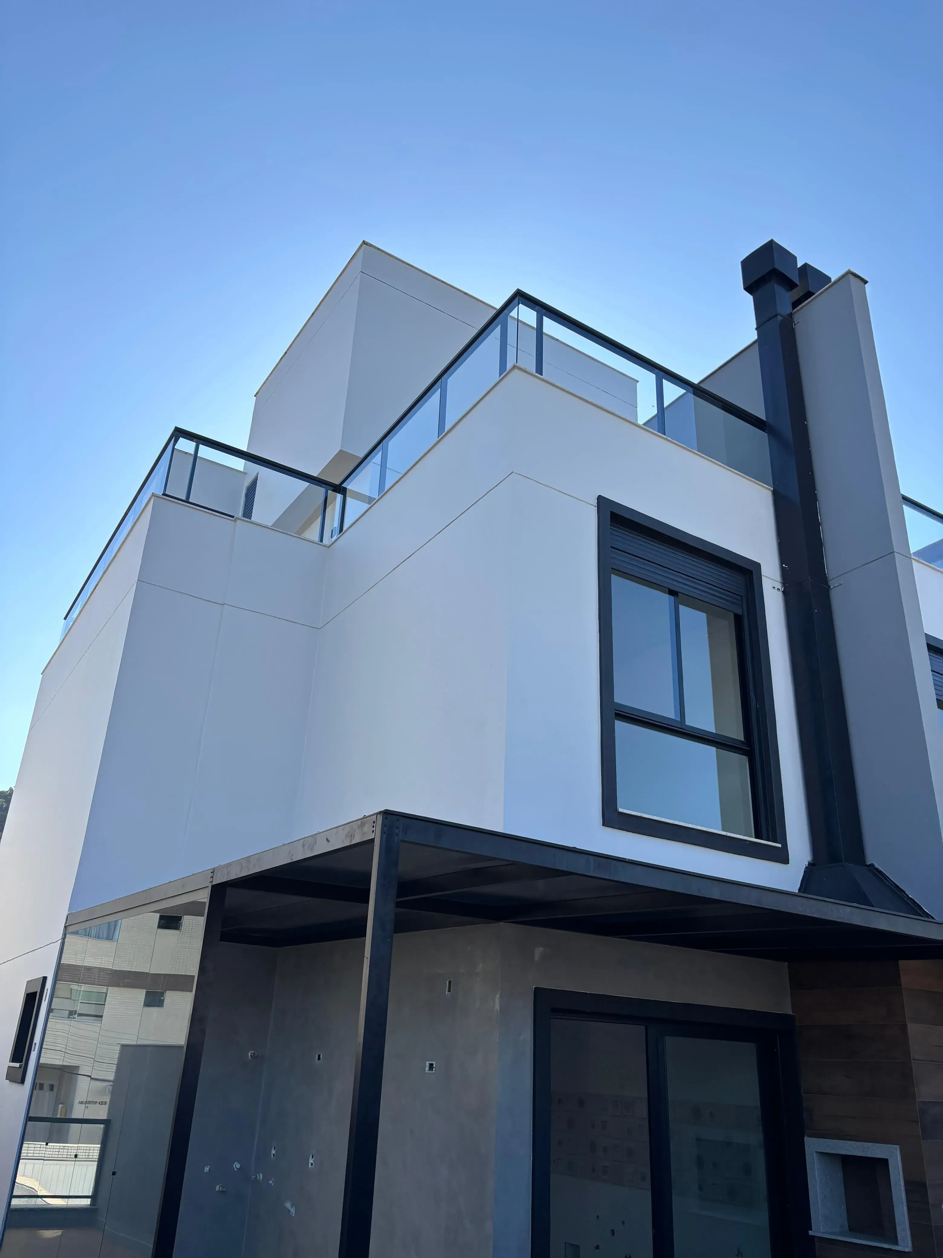 Sobrado triplex com 3 suítes e 4 vagas de garagem no bairro Ariribá em Balneário Camboriú/SC