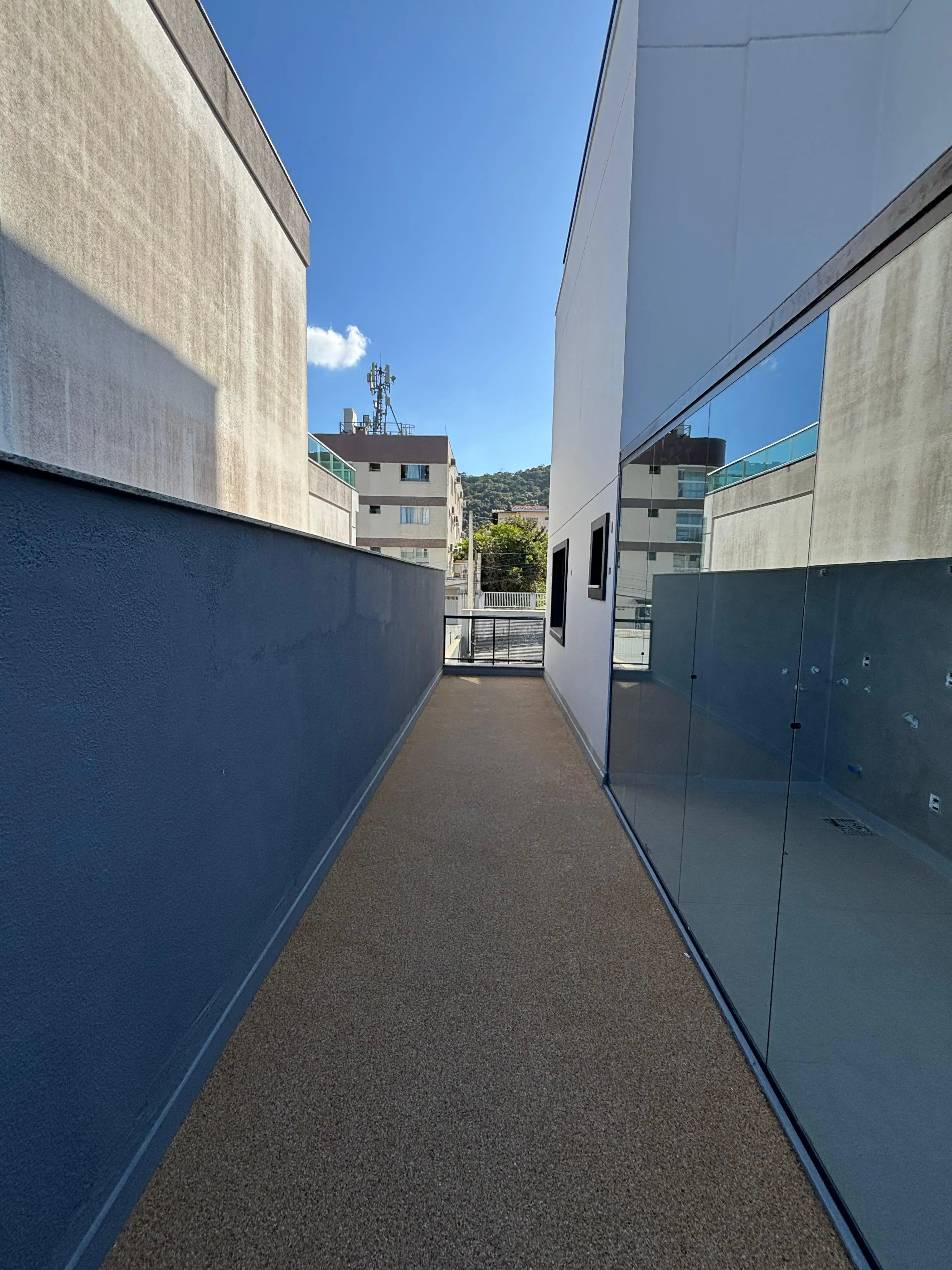 Sobrado triplex com 3 suítes e 4 vagas de garagem no bairro Ariribá em Balneário Camboriú/SC