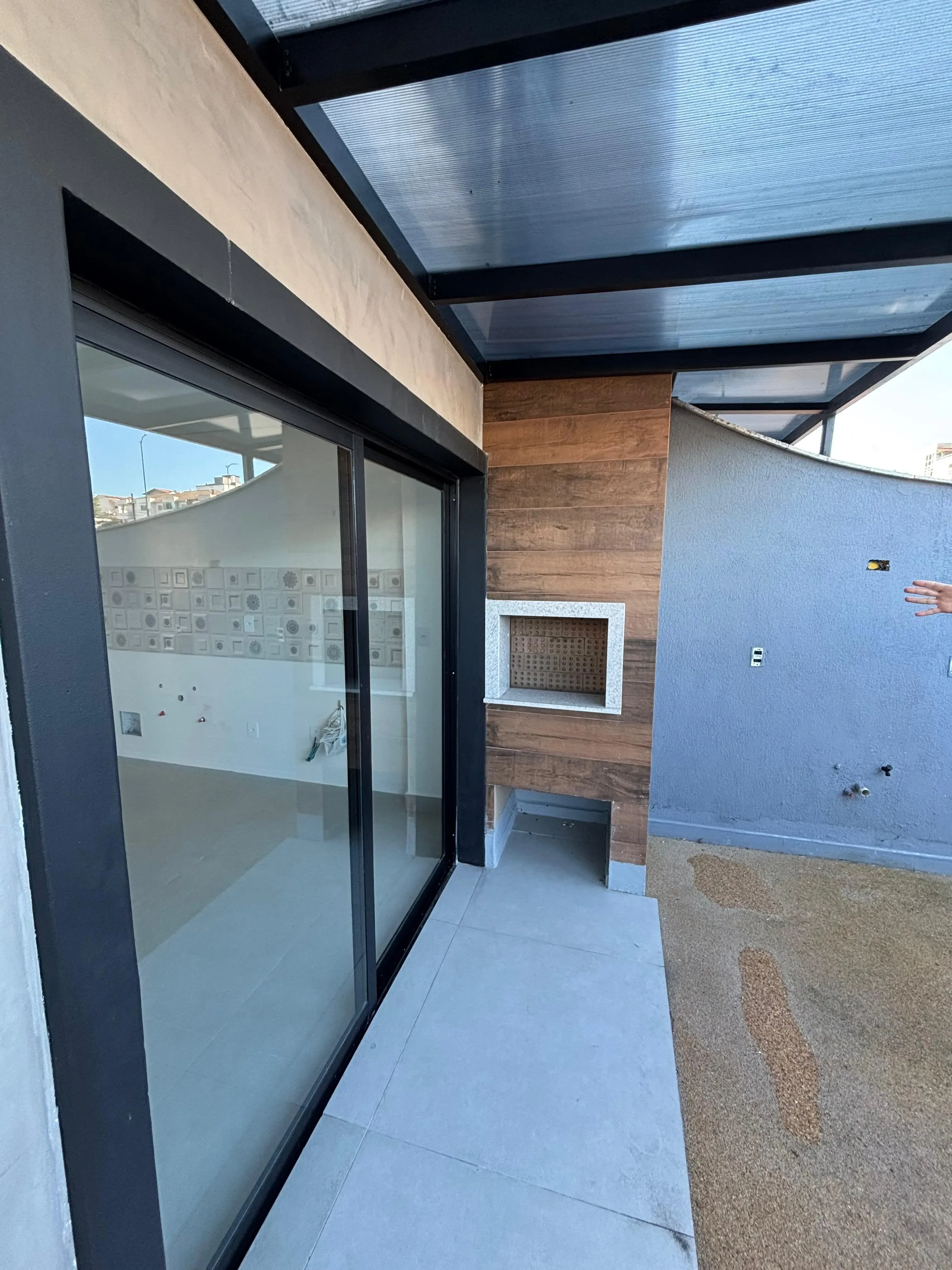 Sobrado triplex com 3 suítes e 4 vagas de garagem no bairro Ariribá em Balneário Camboriú/SC