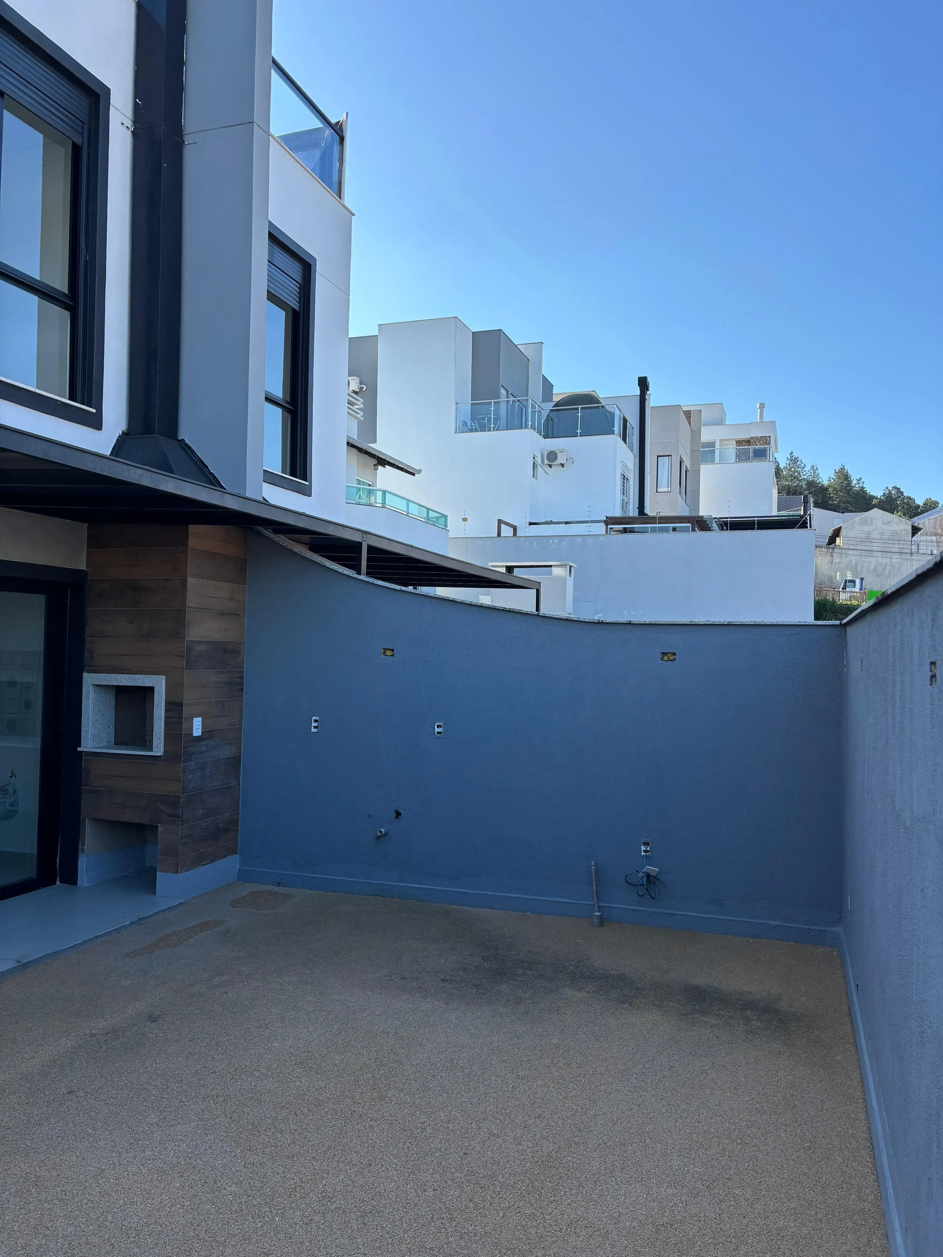 Sobrado triplex com 3 suítes e 4 vagas de garagem no bairro Ariribá em Balneário Camboriú/SC