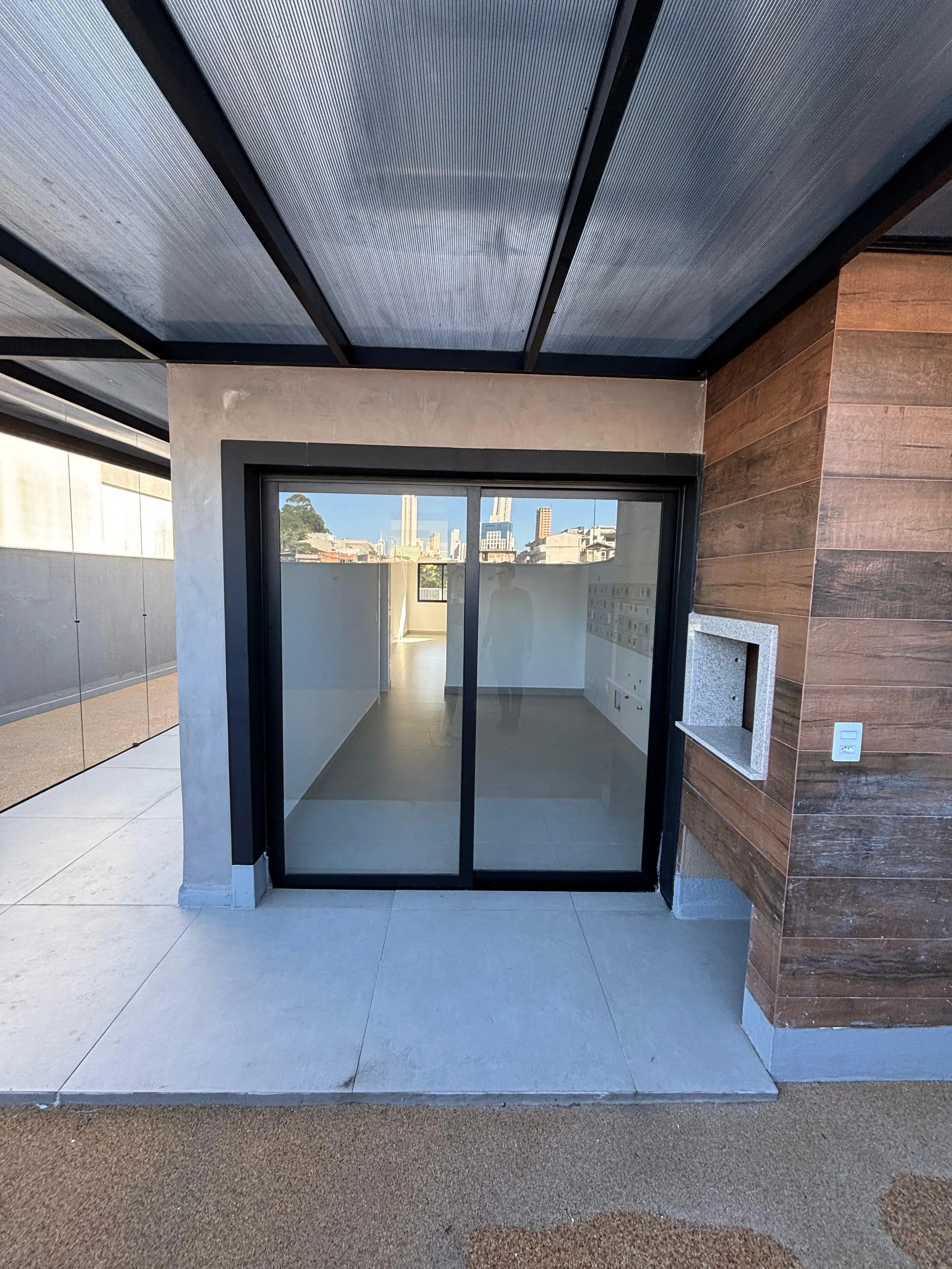 Sobrado triplex com 3 suítes e 4 vagas de garagem no bairro Ariribá em Balneário Camboriú/SC