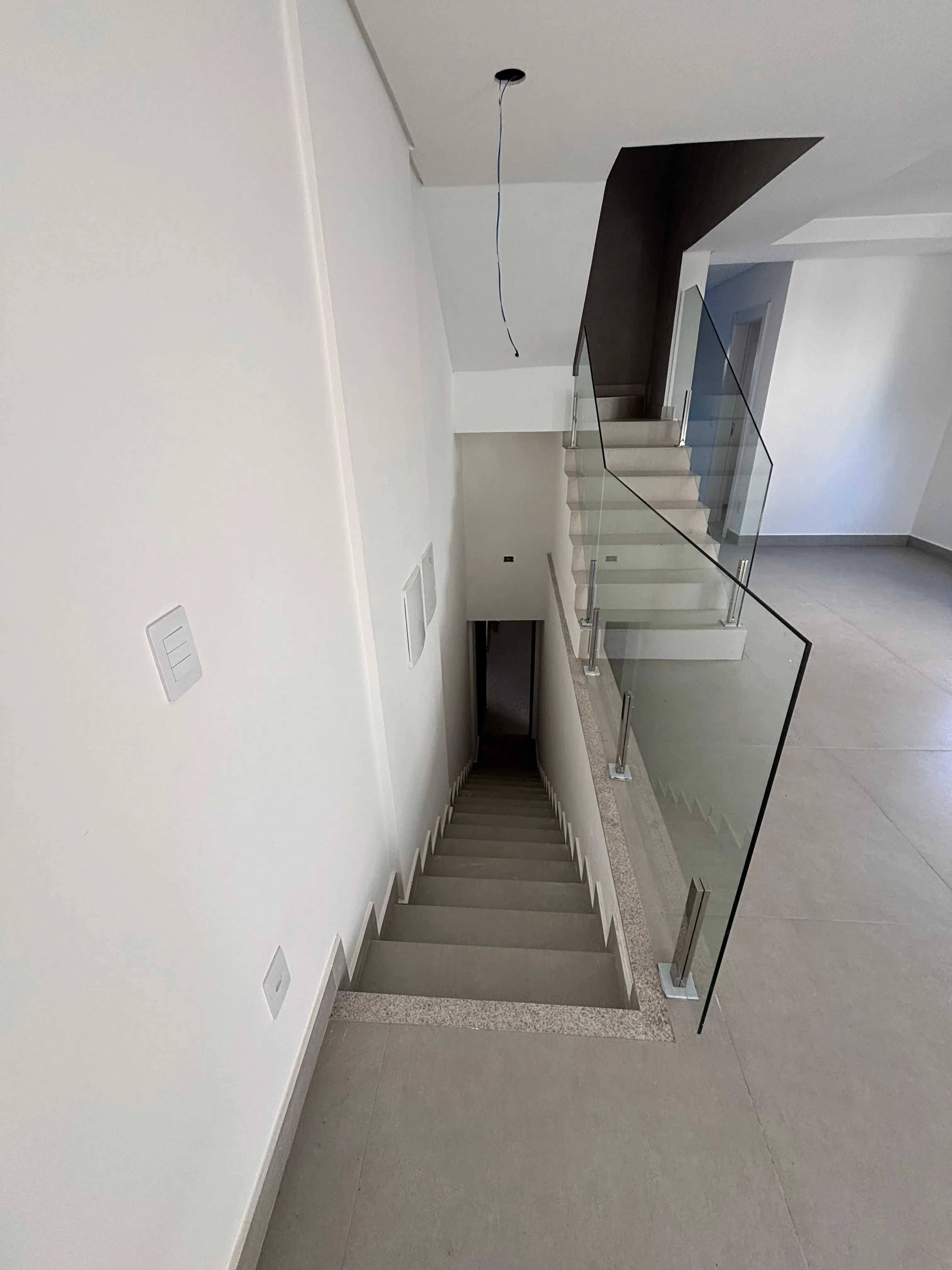 Sobrado triplex com 3 suítes e 4 vagas de garagem no bairro Ariribá em Balneário Camboriú/SC