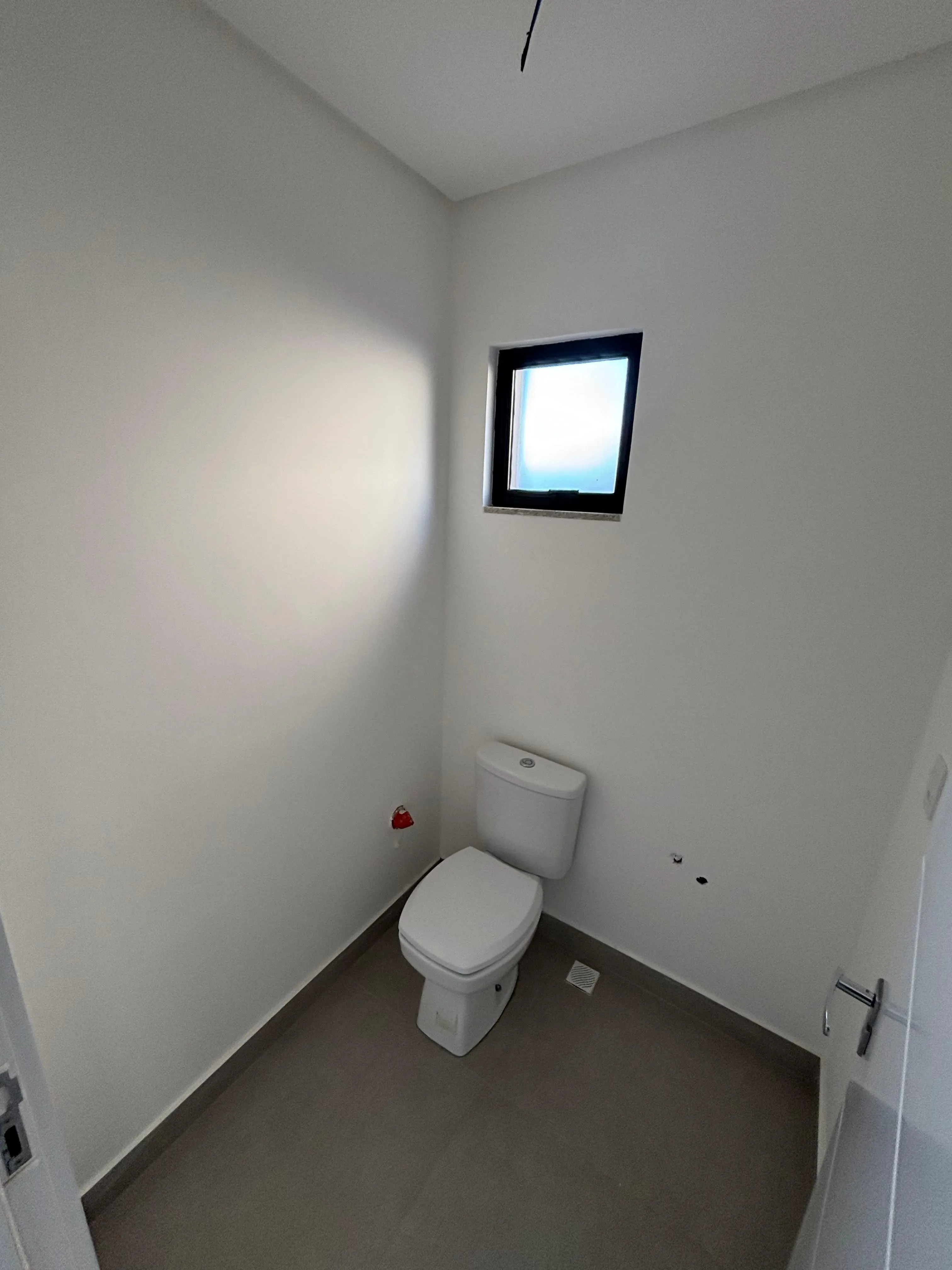 Sobrado triplex com 3 suítes e 4 vagas de garagem no bairro Ariribá em Balneário Camboriú/SC