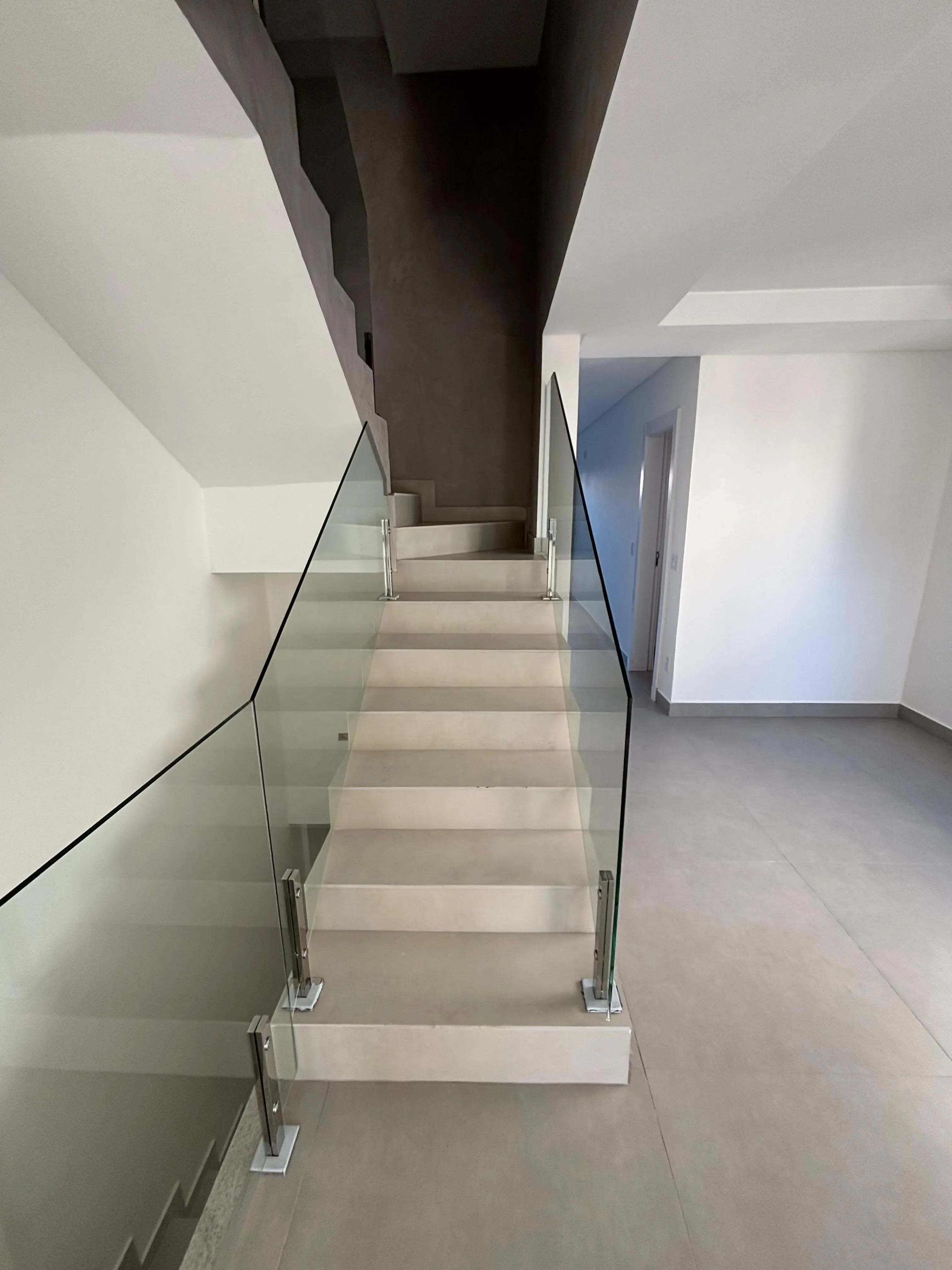 Sobrado triplex com 3 suítes e 4 vagas de garagem no bairro Ariribá em Balneário Camboriú/SC