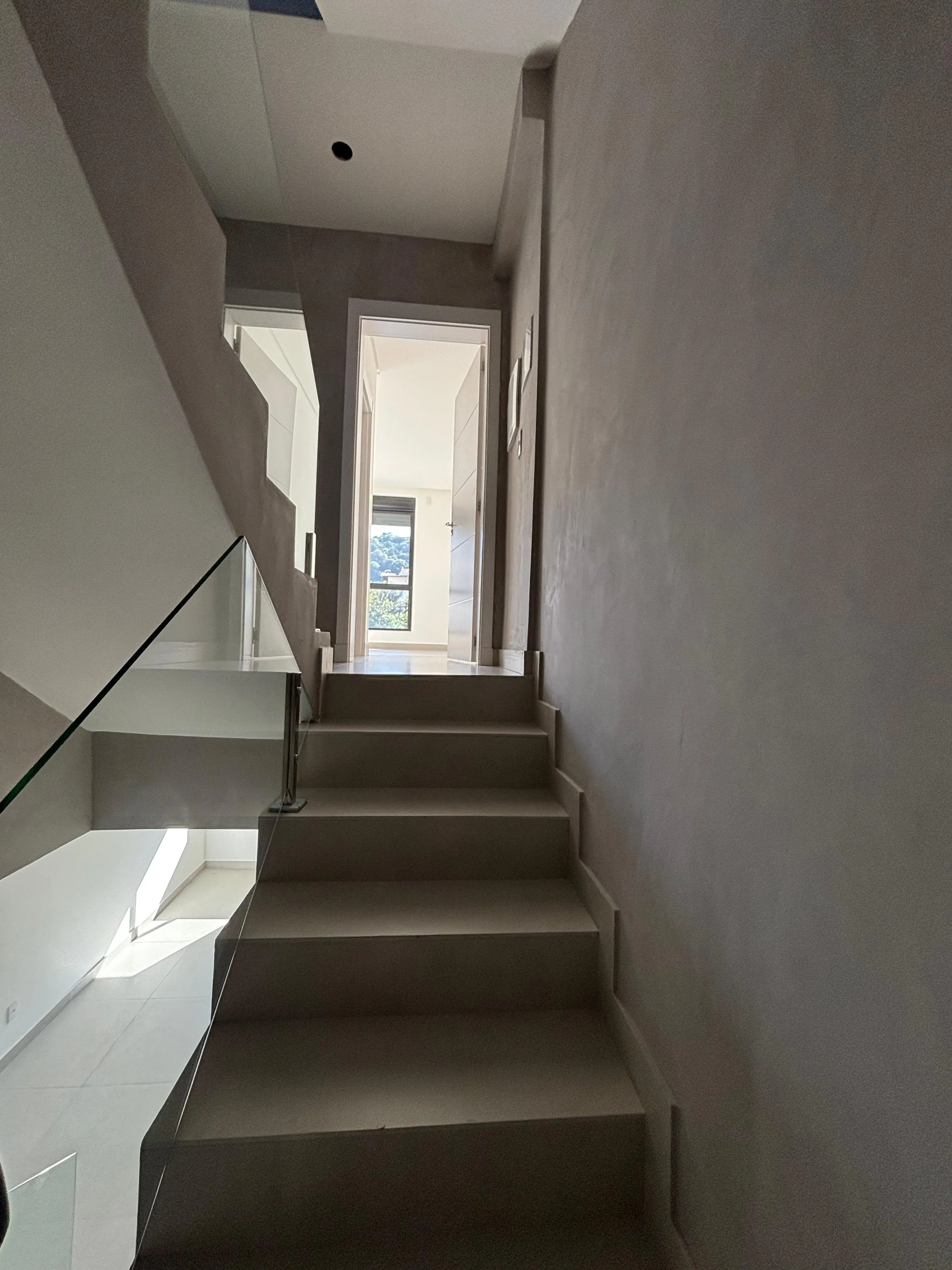 Sobrado triplex com 3 suítes e 4 vagas de garagem no bairro Ariribá em Balneário Camboriú/SC