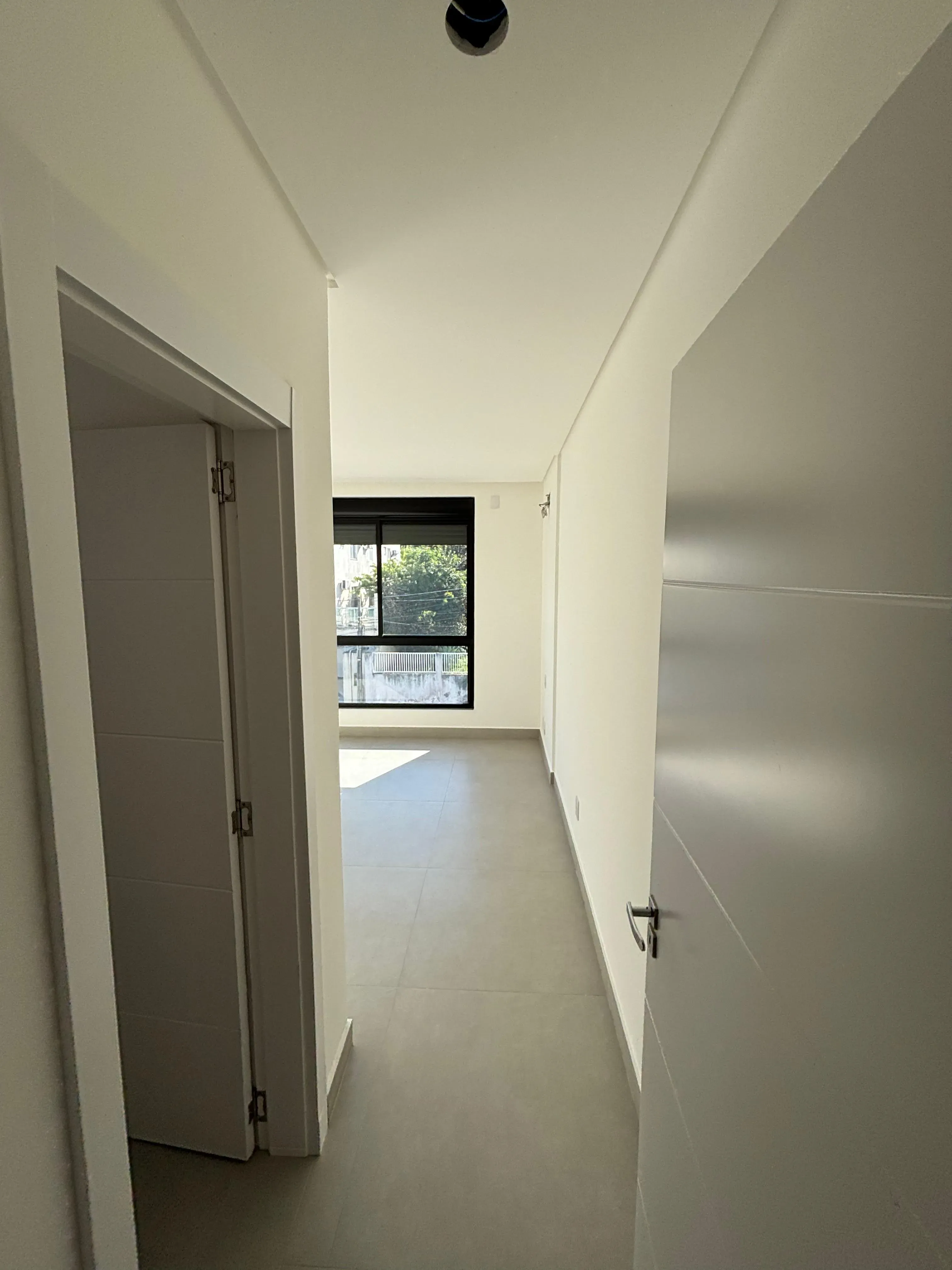 Sobrado triplex com 3 suítes e 4 vagas de garagem no bairro Ariribá em Balneário Camboriú/SC