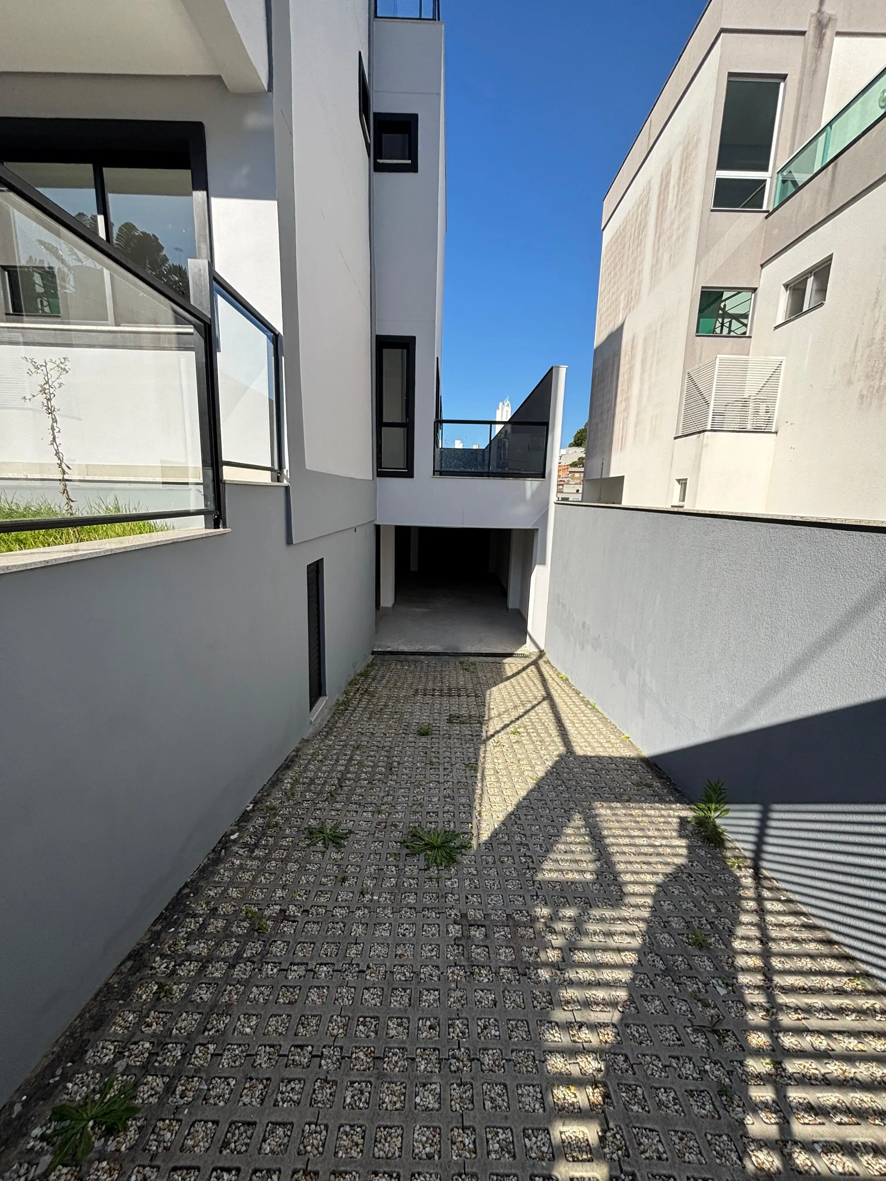 Sobrado triplex com 3 suítes e 4 vagas de garagem no bairro Ariribá em Balneário Camboriú/SC