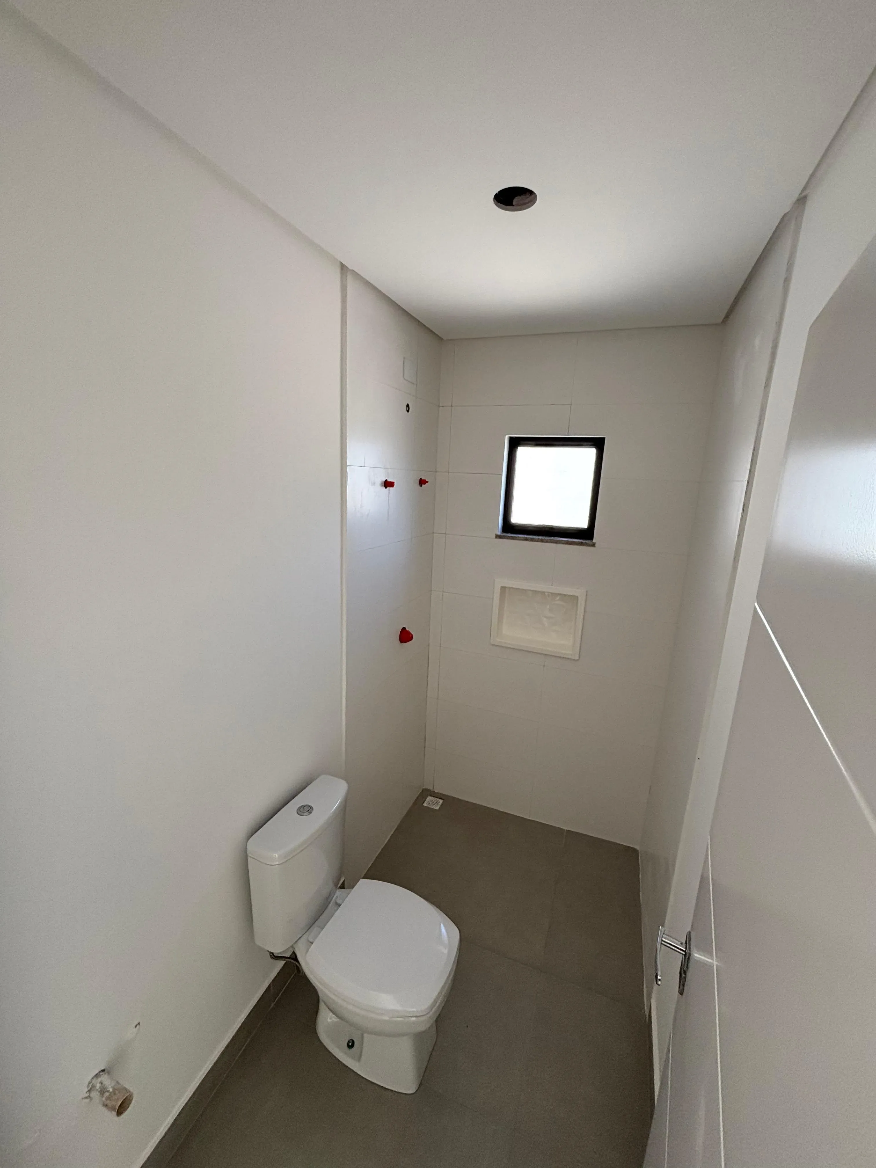 Sobrado triplex com 3 suítes e 4 vagas de garagem no bairro Ariribá em Balneário Camboriú/SC