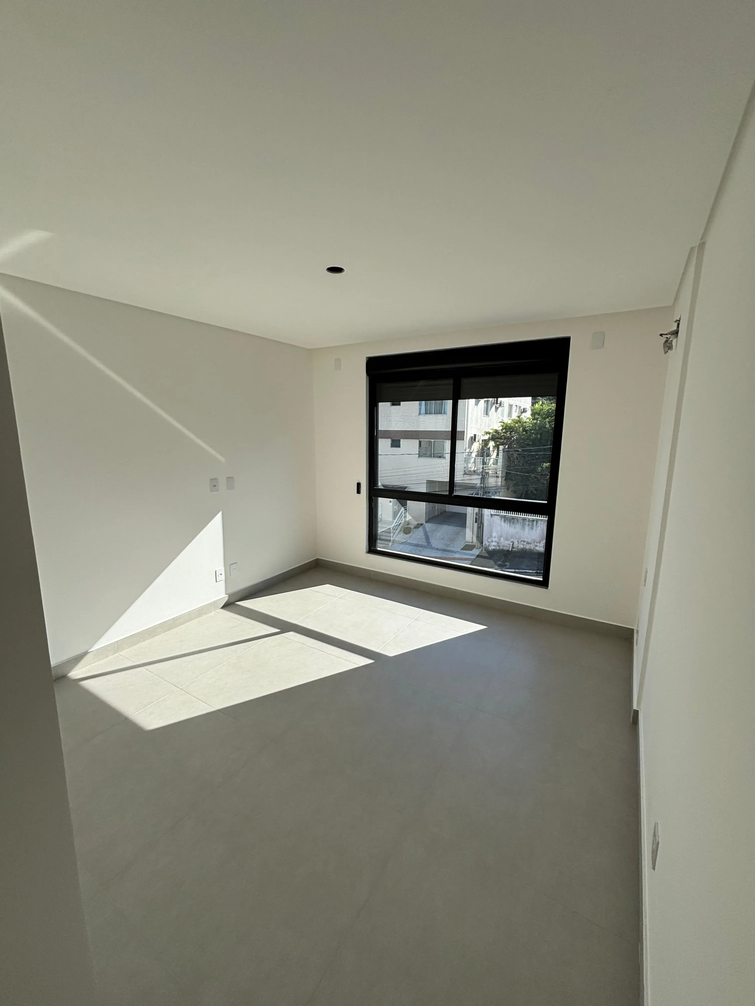 Sobrado triplex com 3 suítes e 4 vagas de garagem no bairro Ariribá em Balneário Camboriú/SC