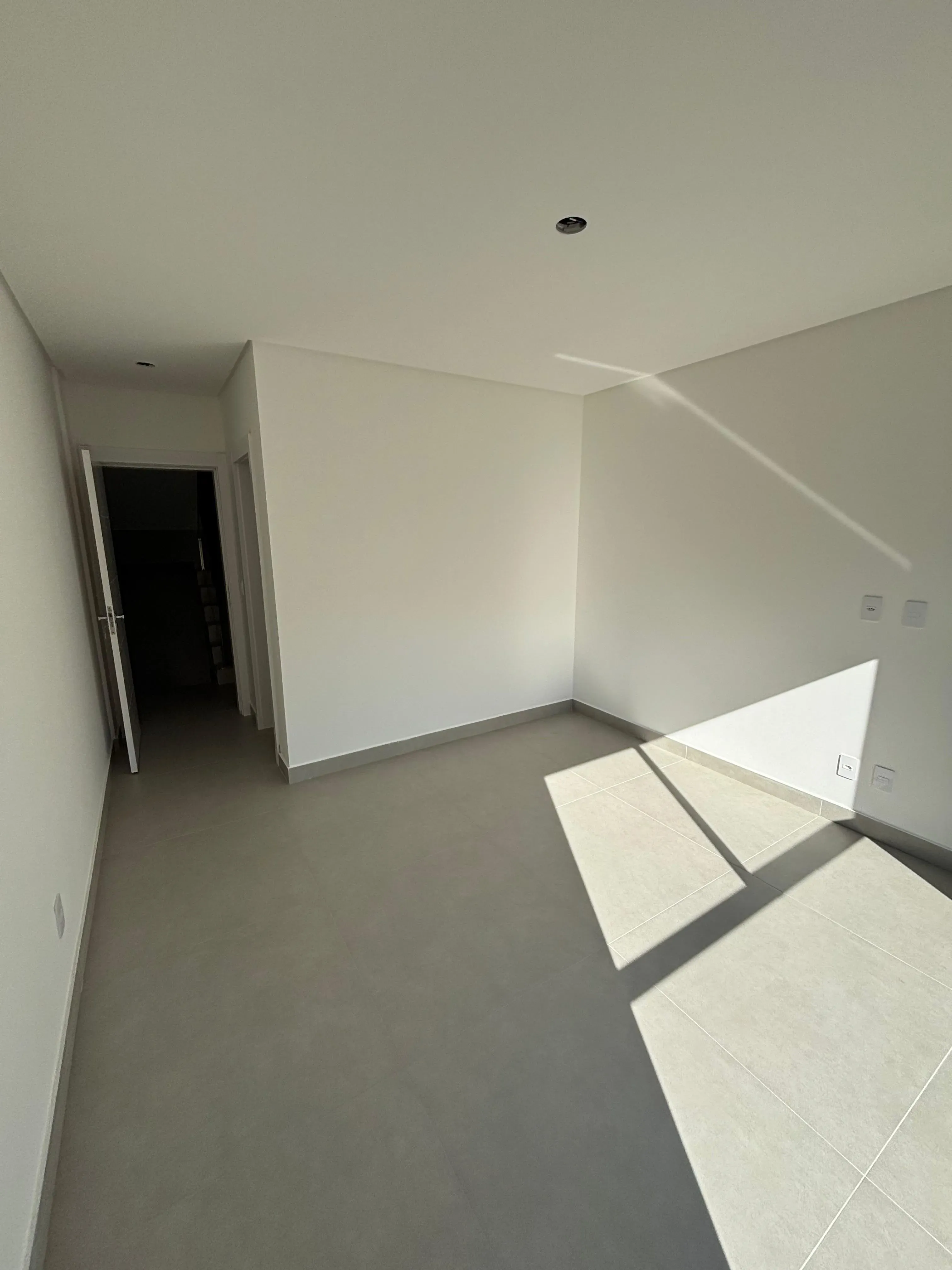 Sobrado triplex com 3 suítes e 4 vagas de garagem no bairro Ariribá em Balneário Camboriú/SC