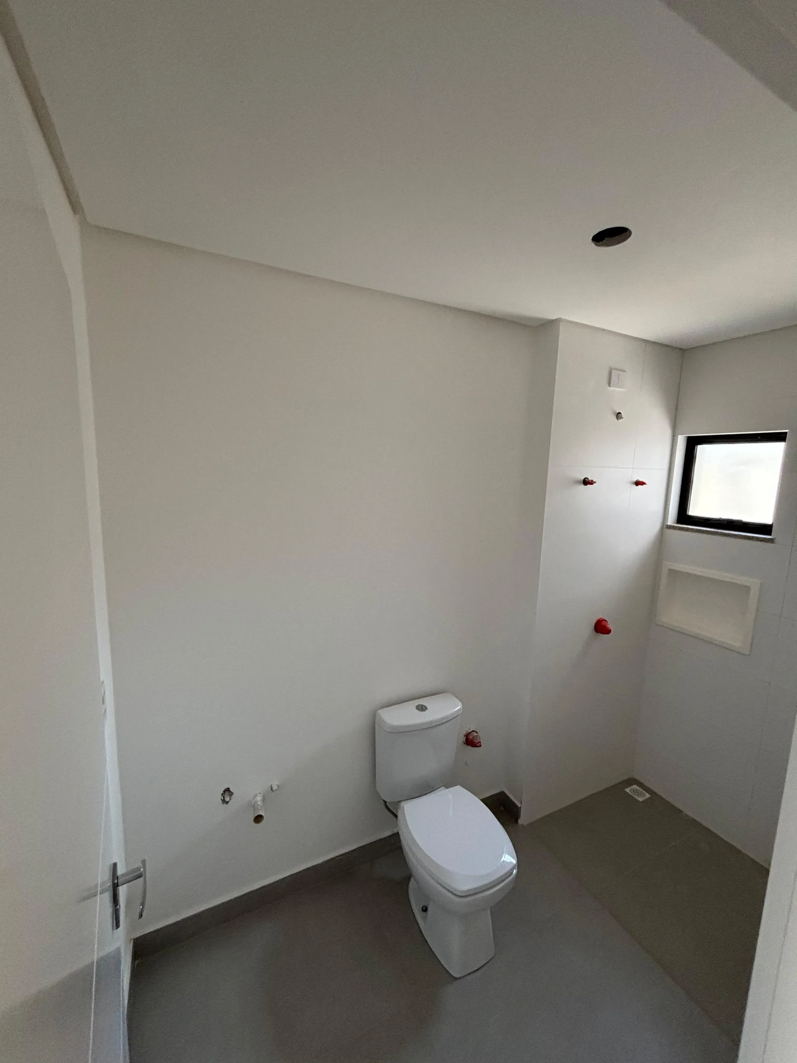 Sobrado triplex com 3 suítes e 4 vagas de garagem no bairro Ariribá em Balneário Camboriú/SC