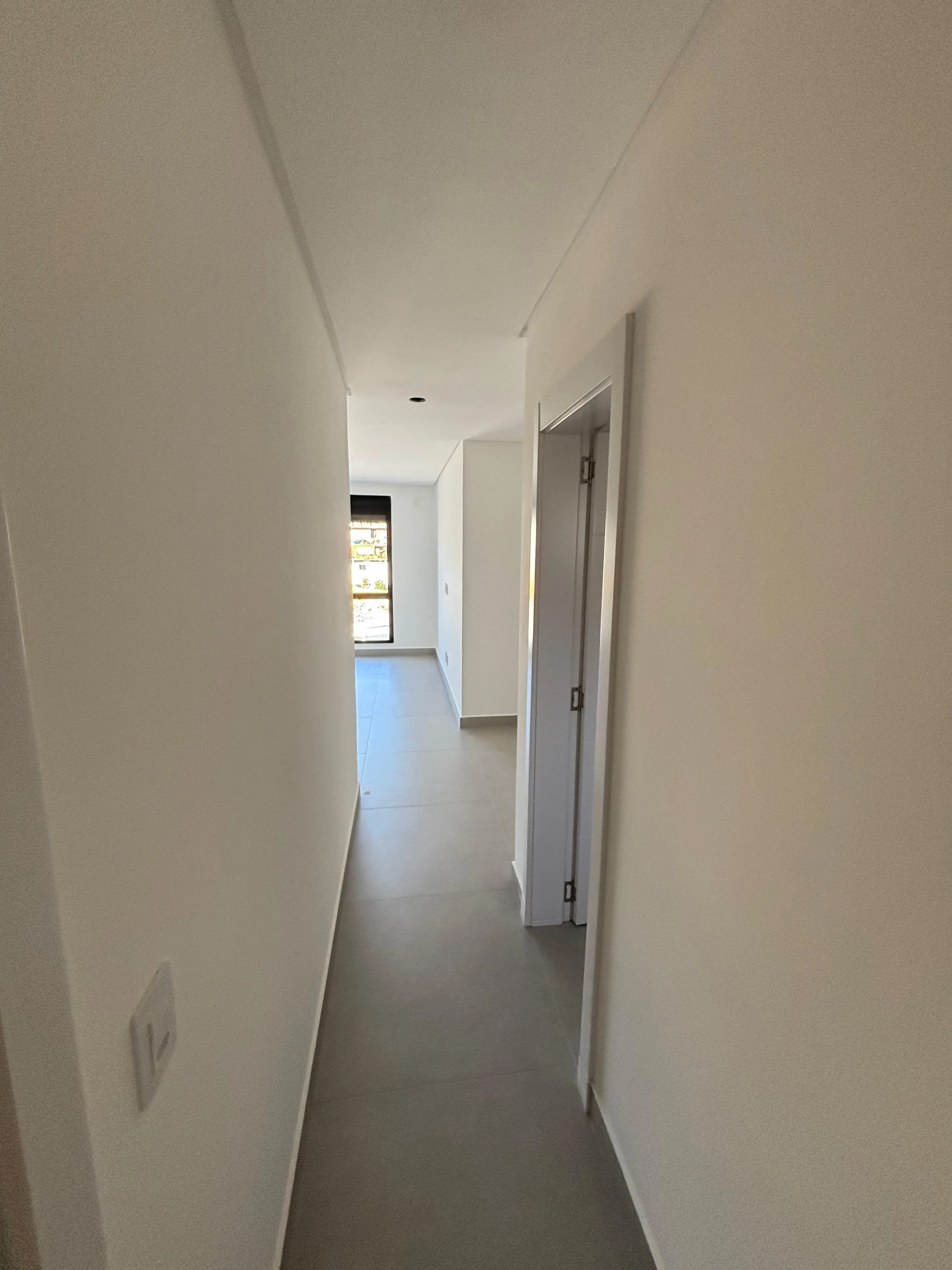 Sobrado triplex com 3 suítes e 4 vagas de garagem no bairro Ariribá em Balneário Camboriú/SC