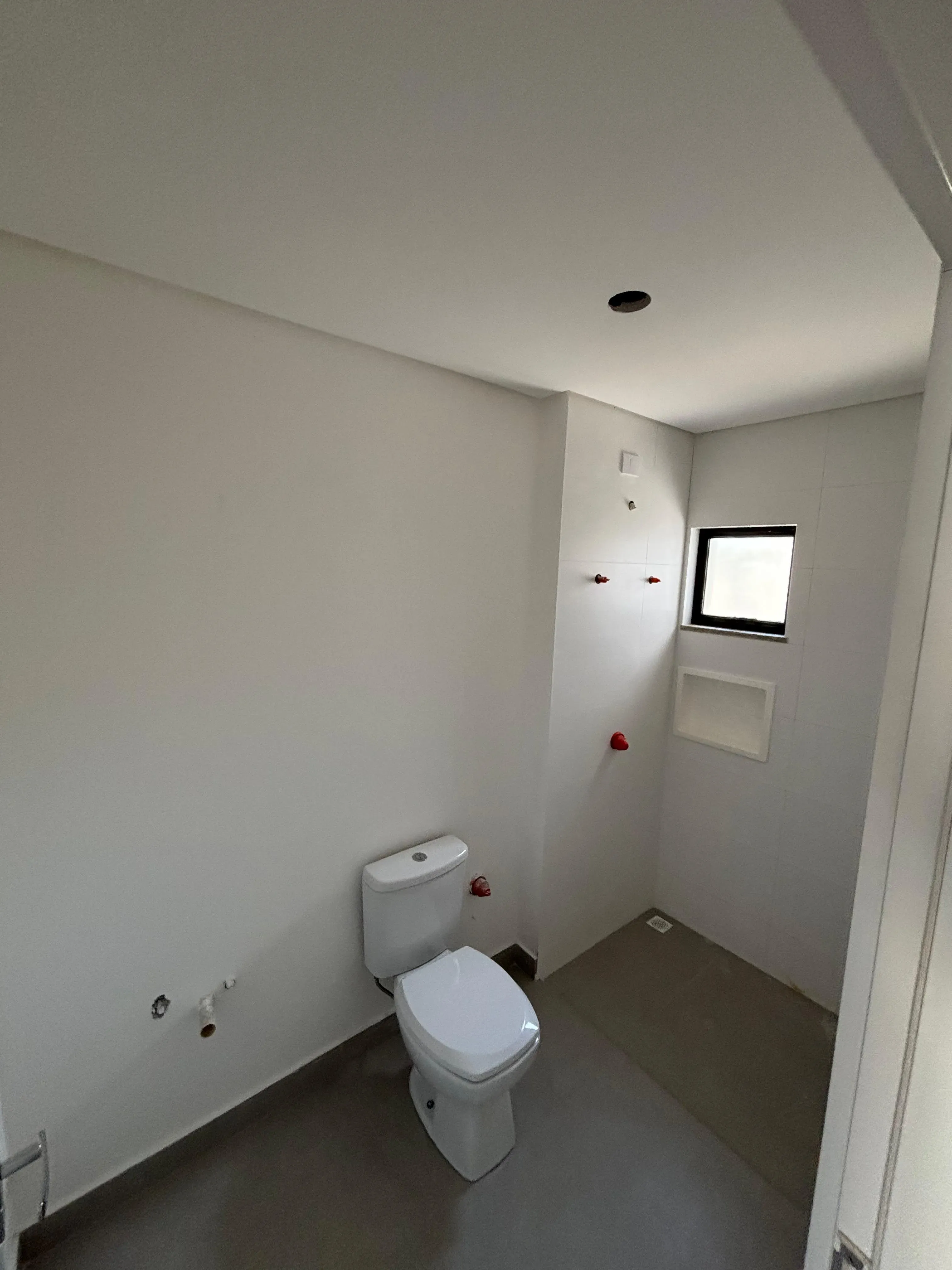 Sobrado triplex com 3 suítes e 4 vagas de garagem no bairro Ariribá em Balneário Camboriú/SC